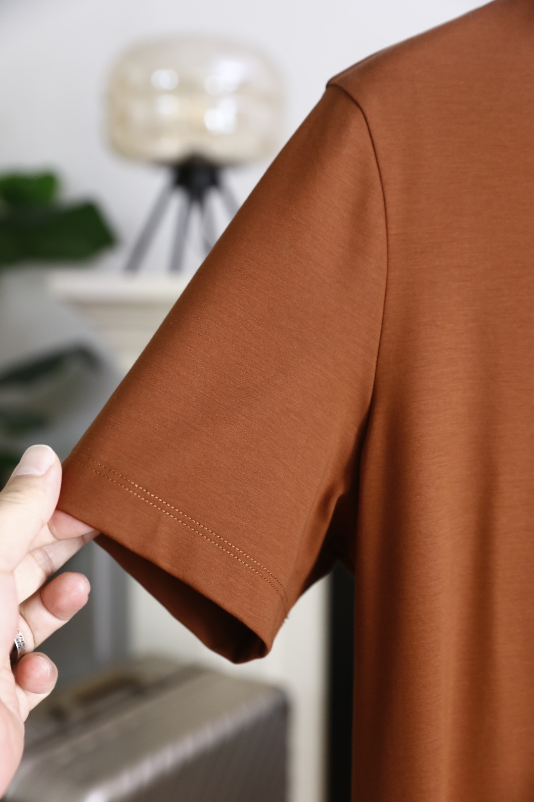 🔥巴宝莉.26夏季新品！时尚男士百搭短袖T恤采用简约的圆领设计，领口做工利落规整。衣身线条干净流畅，剪裁