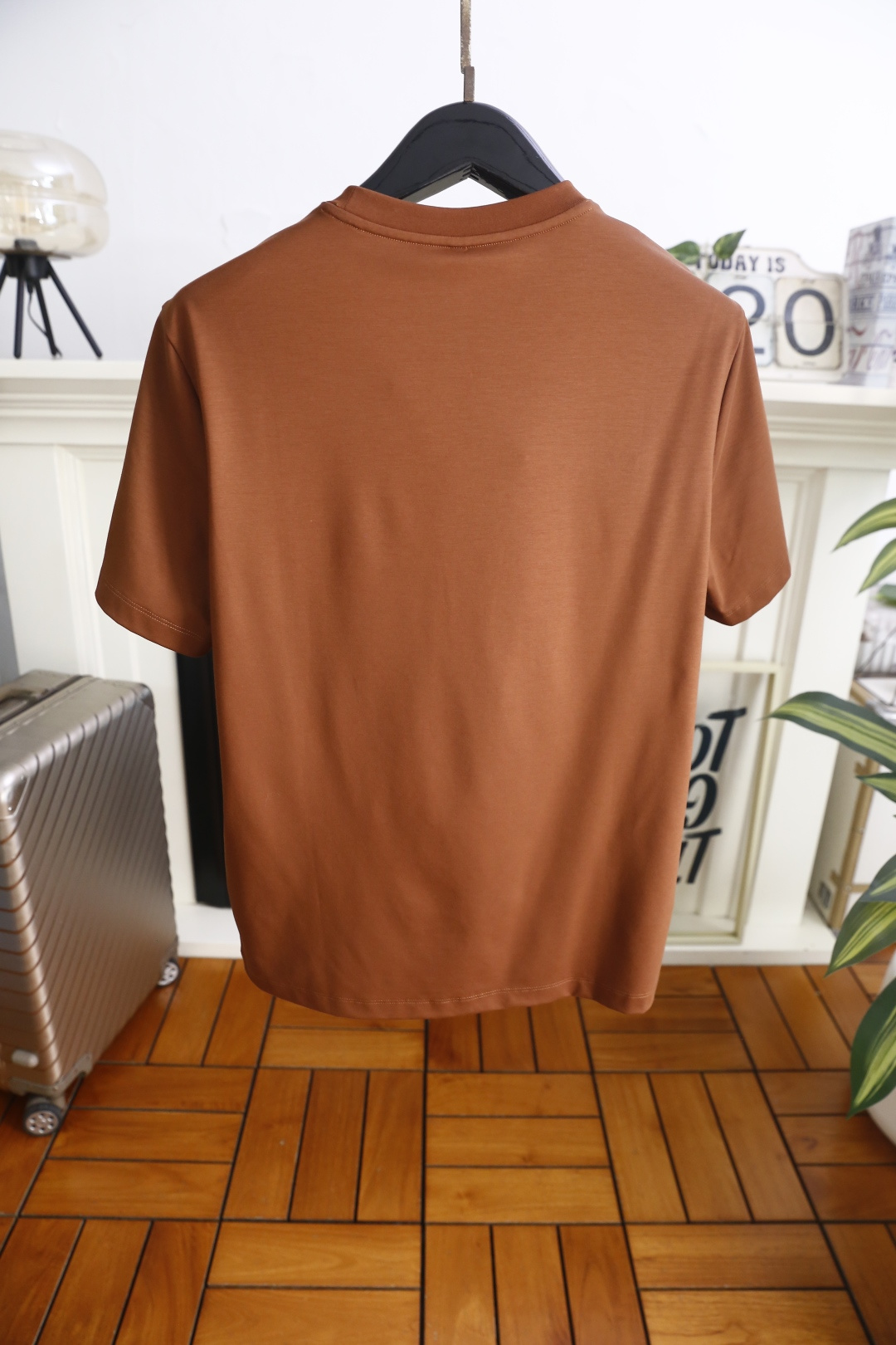 🔥巴宝莉.26夏季新品！时尚男士百搭短袖T恤采用简约的圆领设计，领口做工利落规整。衣身线条干净流畅，剪裁