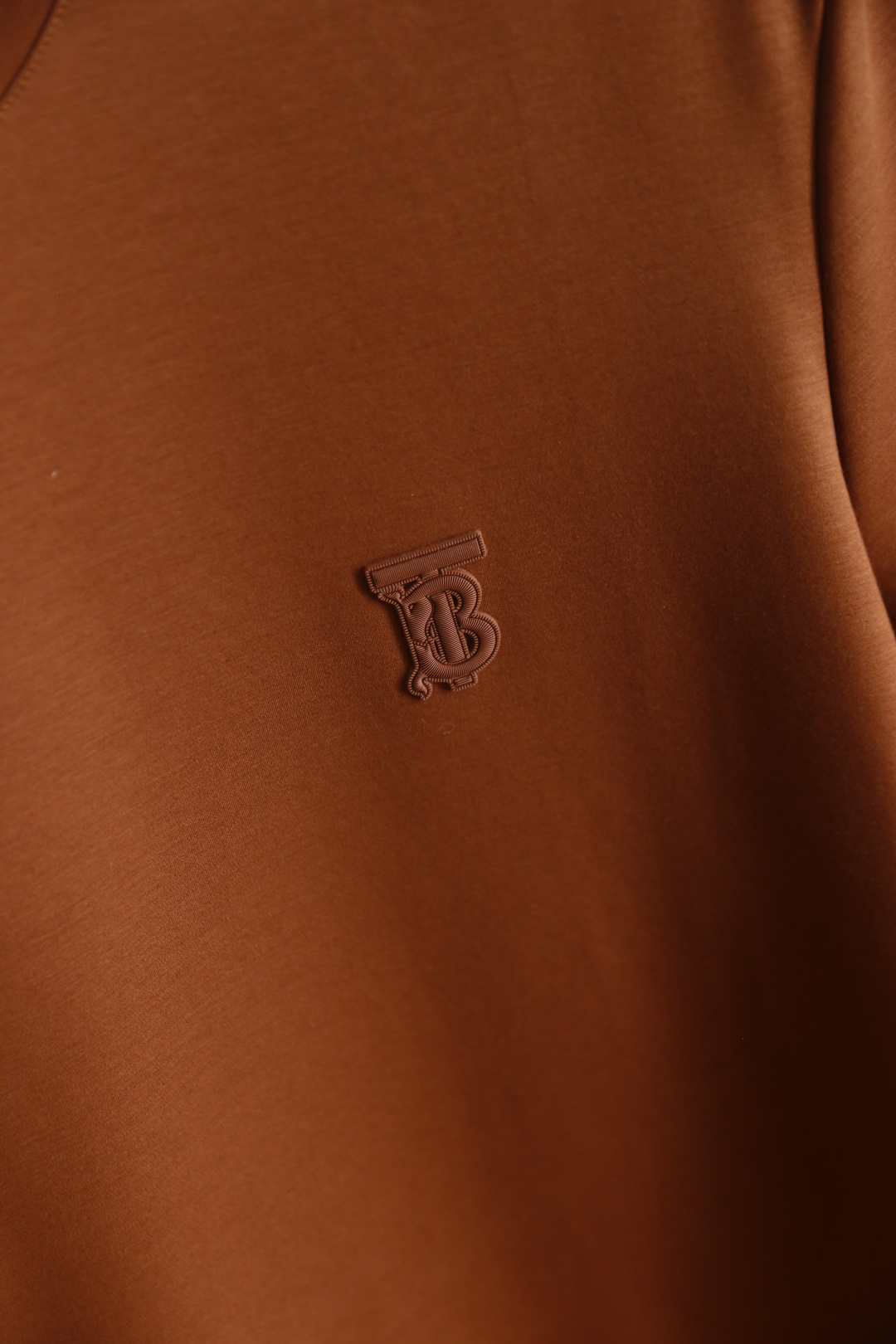 🔥巴宝莉.26夏季新品！时尚男士百搭短袖T恤采用简约的圆领设计，领口做工利落规整。衣身线条干净流畅，剪裁