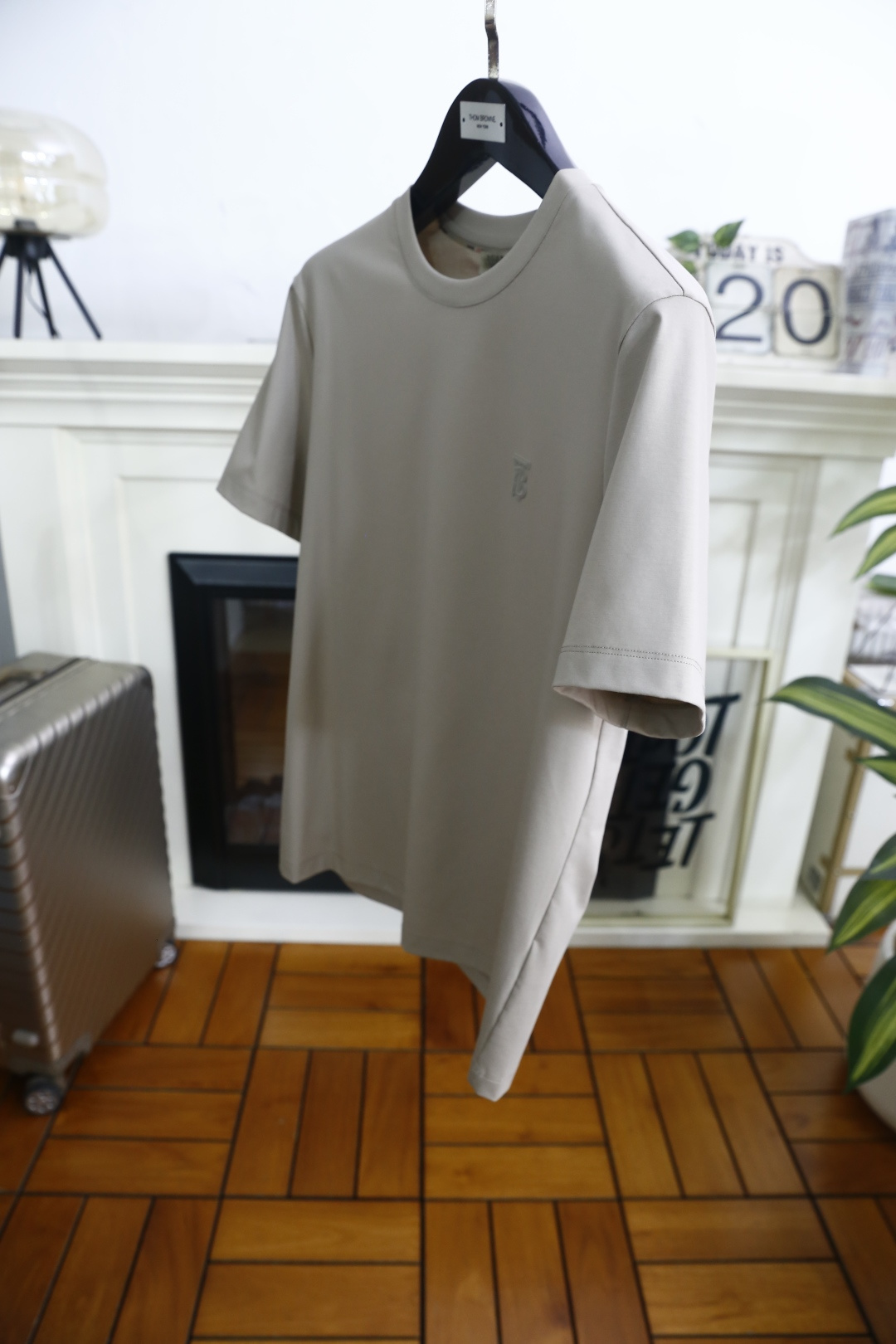 🔥巴宝莉.26夏季新品！时尚男士百搭短袖T恤采用简约的圆领设计，领口做工利落规整。衣身线条干净流畅，剪裁