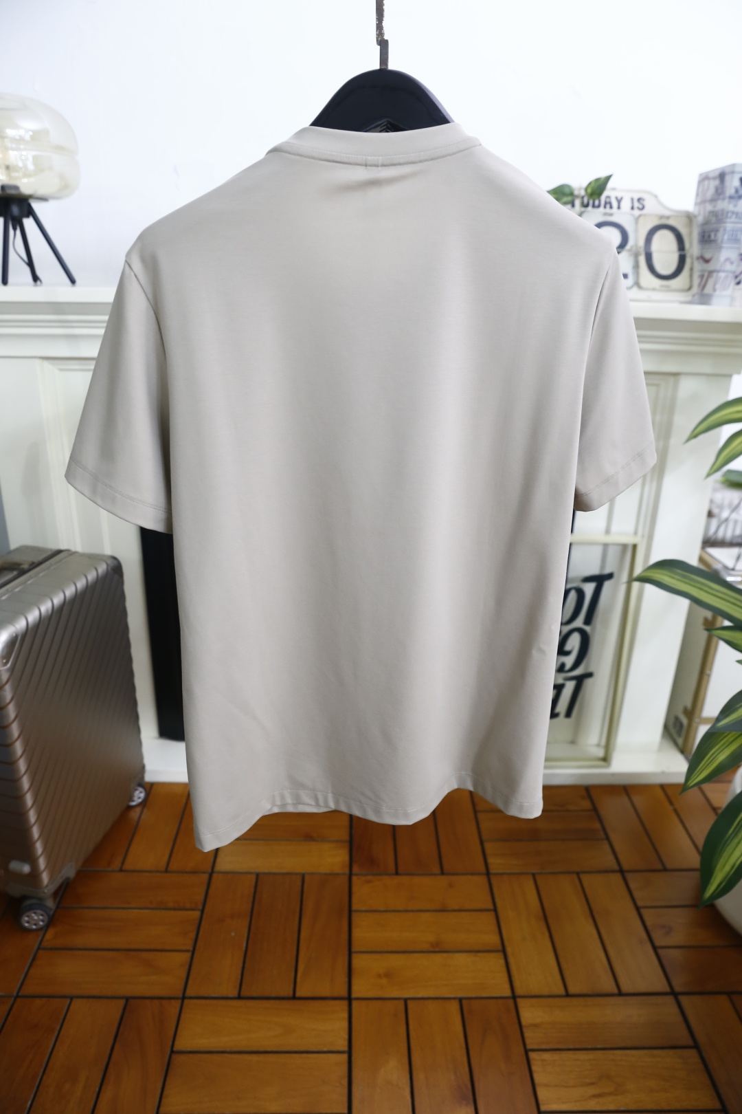 🔥巴宝莉.26夏季新品！时尚男士百搭短袖T恤采用简约的圆领设计，领口做工利落规整。衣身线条干净流畅，剪裁