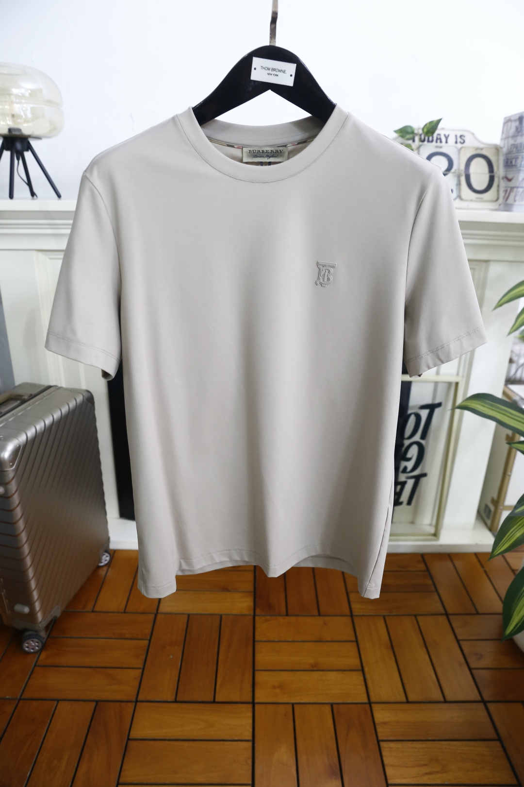 🔥巴宝莉.26夏季新品！时尚男士百搭短袖T恤采用简约的圆领设计，领口做工利落规整。衣身线条干净流畅，剪裁