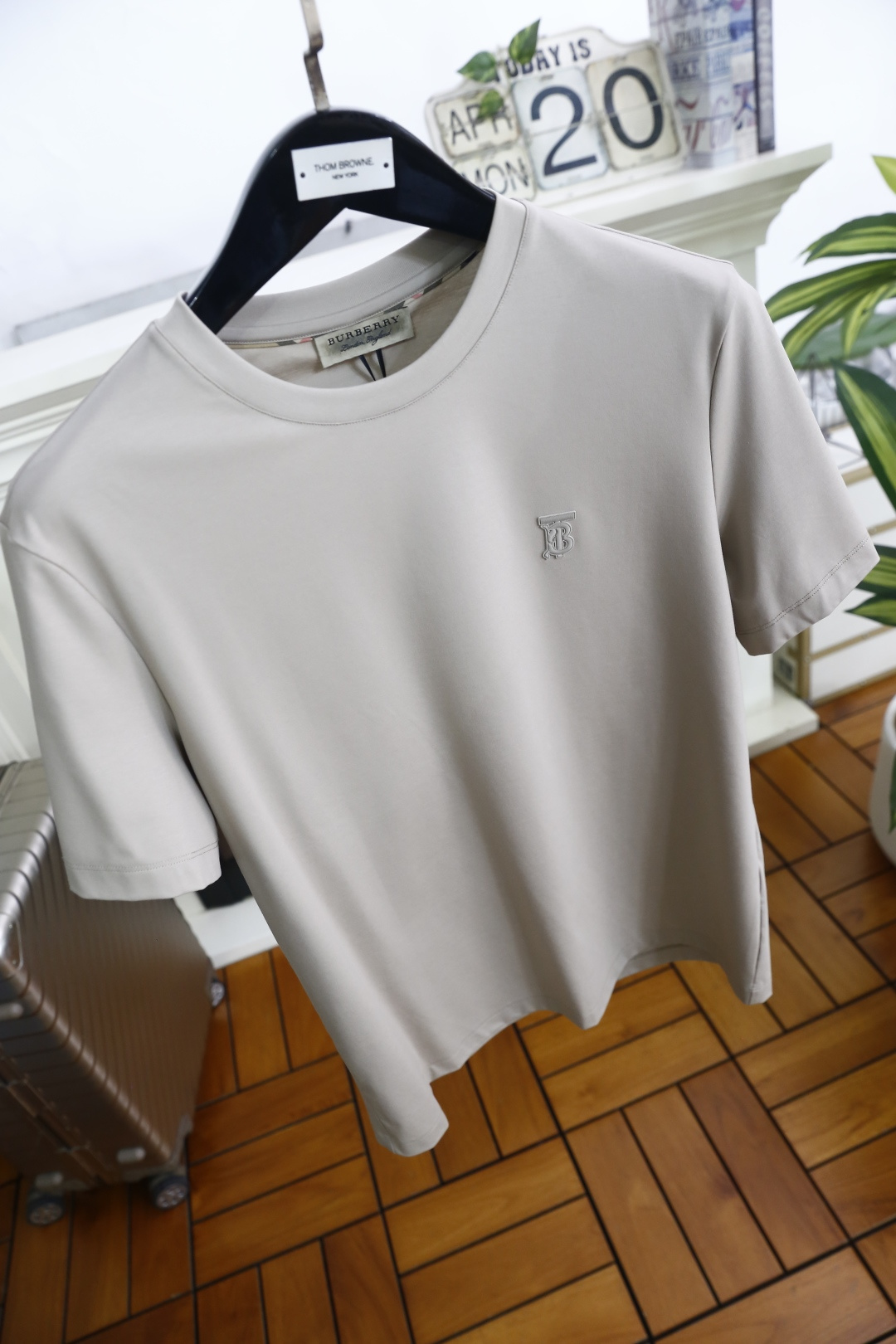 🔥巴宝莉.26夏季新品！时尚男士百搭短袖T恤采用简约的圆领设计，领口做工利落规整。衣身线条干净流畅，剪裁