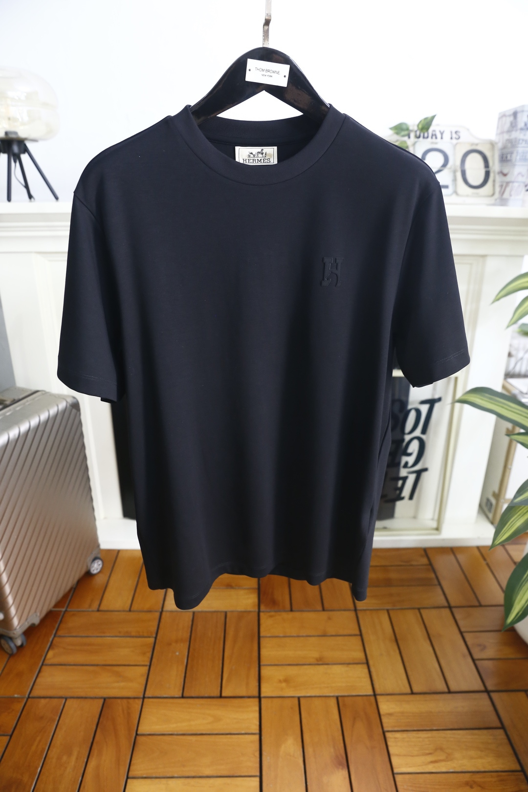 🔥爱马仕.26夏季新品！时尚男士宽松T恤为经典圆领短袖版型，剪裁利落合身，线条干净流畅，上身舒适又有型。