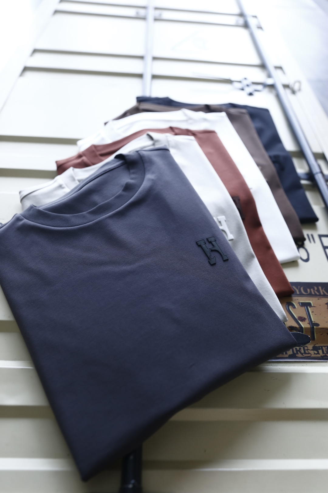 🔥爱马仕.26夏季新品！时尚男士宽松T恤为经典圆领短袖版型，剪裁利落合身，线条干净流畅，上身舒适又有型。