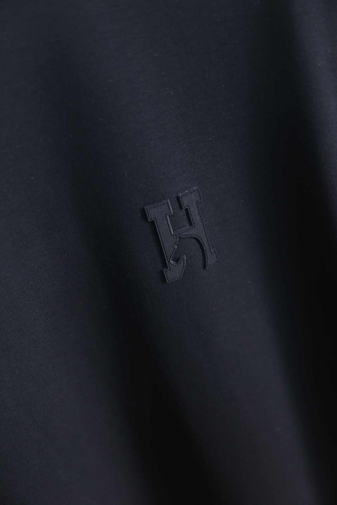 🔥爱马仕.26夏季新品！时尚男士宽松T恤为经典圆领短袖版型，剪裁利落合身，线条干净流畅，上身舒适又有型。