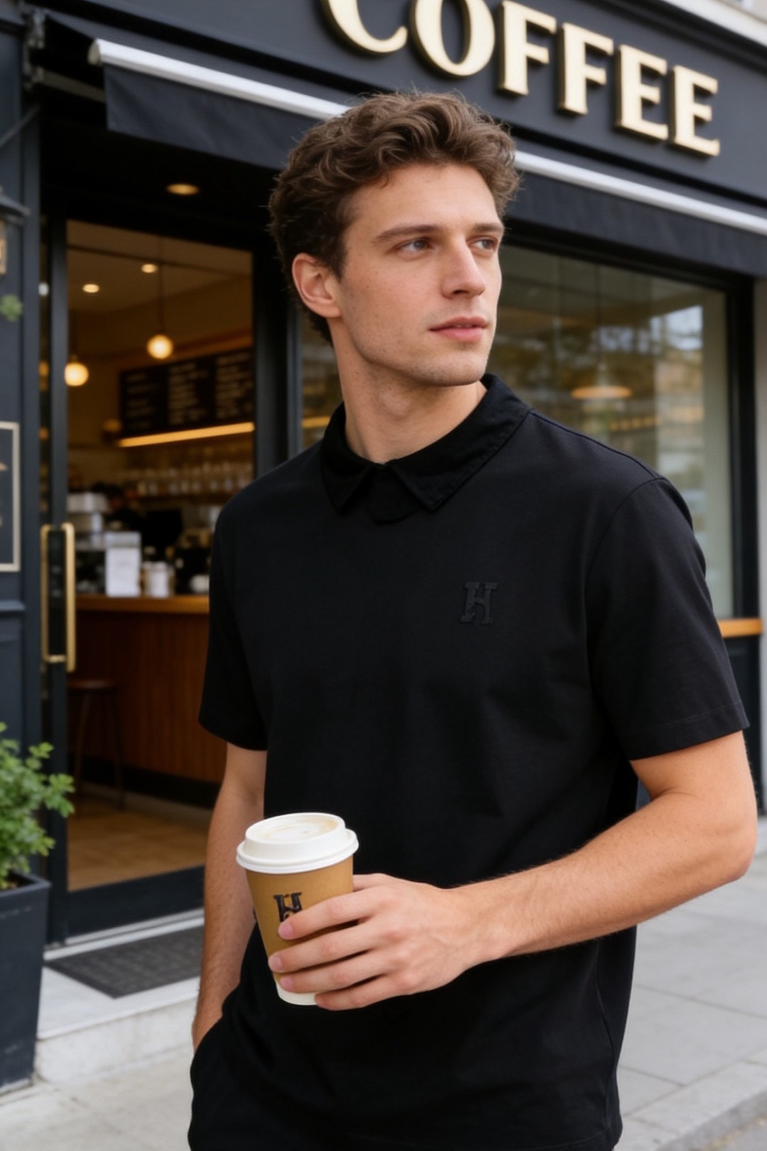 🔥爱马仕.26夏季新品！时尚男士宽松T恤为经典圆领短袖版型，剪裁利落合身，线条干净流畅，上身舒适又有型。