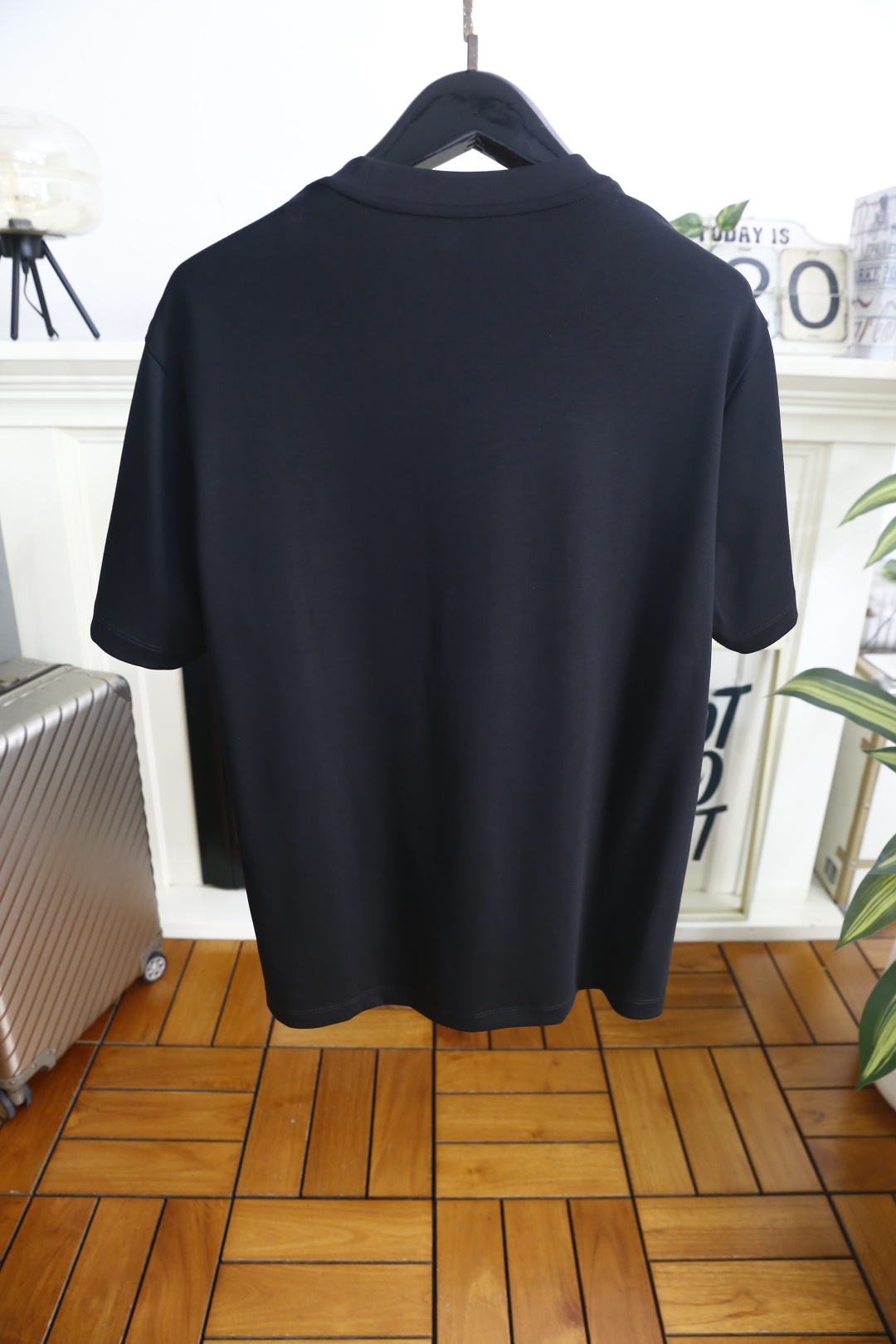 🔥爱马仕.26夏季新品！时尚男士宽松T恤为经典圆领短袖版型，剪裁利落合身，线条干净流畅，上身舒适又有型。