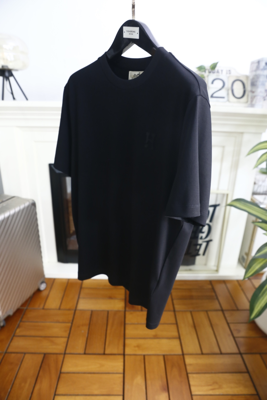 🔥爱马仕.26夏季新品！时尚男士宽松T恤为经典圆领短袖版型，剪裁利落合身，线条干净流畅，上身舒适又有型。