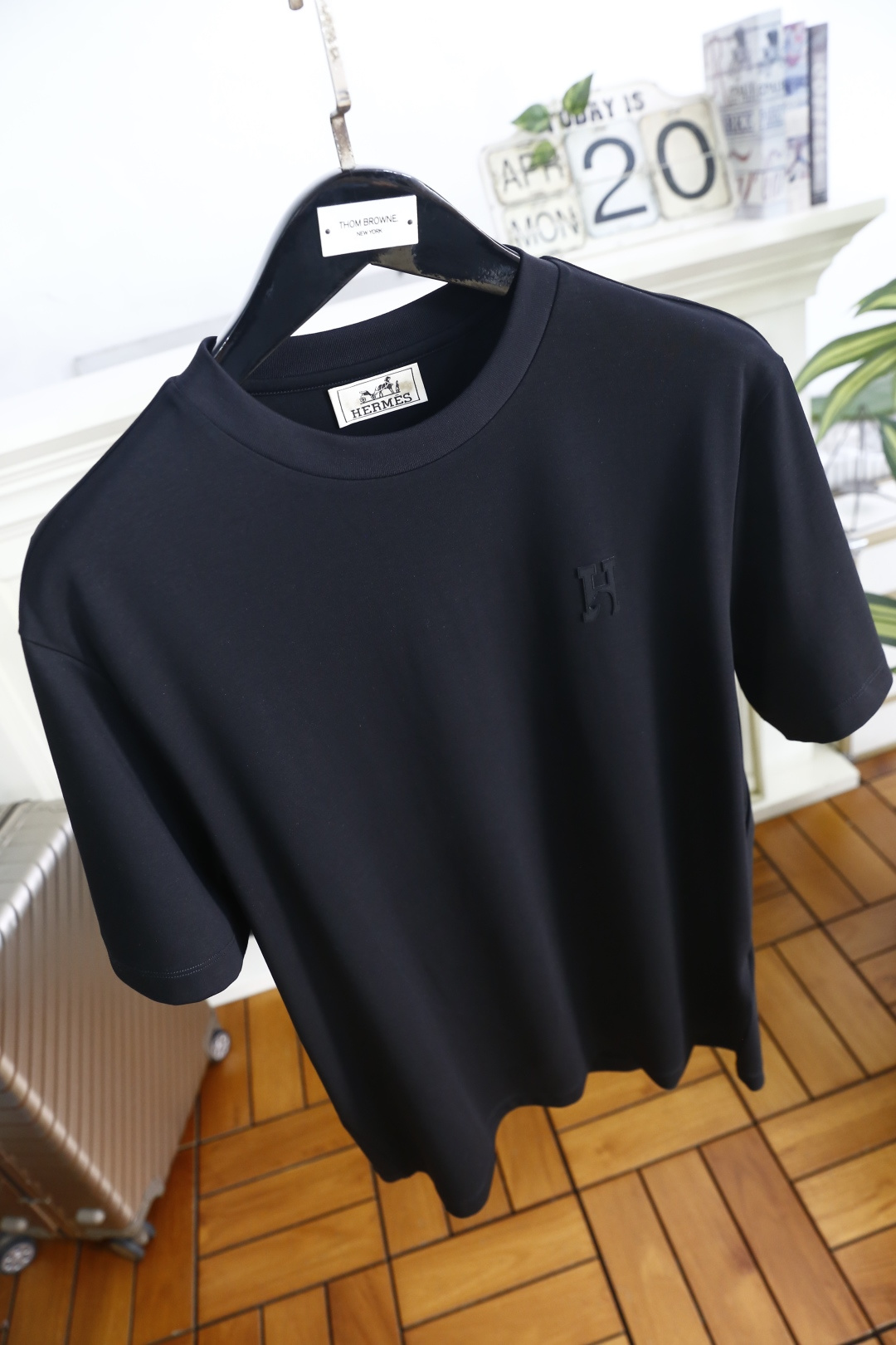 🔥爱马仕.26夏季新品！时尚男士宽松T恤为经典圆领短袖版型，剪裁利落合身，线条干净流畅，上身舒适又有型。