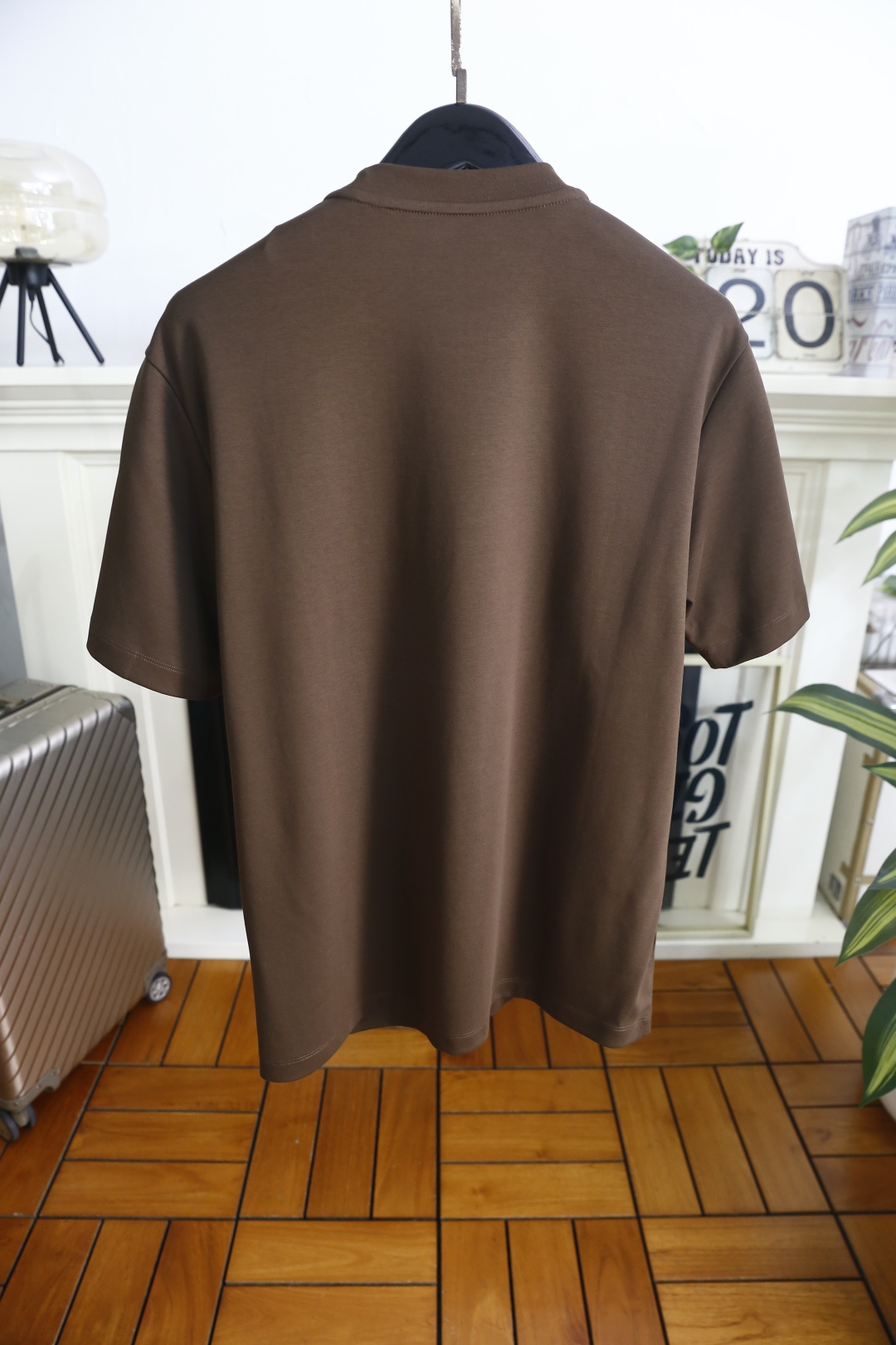 🔥爱马仕.26夏季新品！时尚男士宽松T恤为经典圆领短袖版型，剪裁利落合身，线条干净流畅，上身舒适又有型。