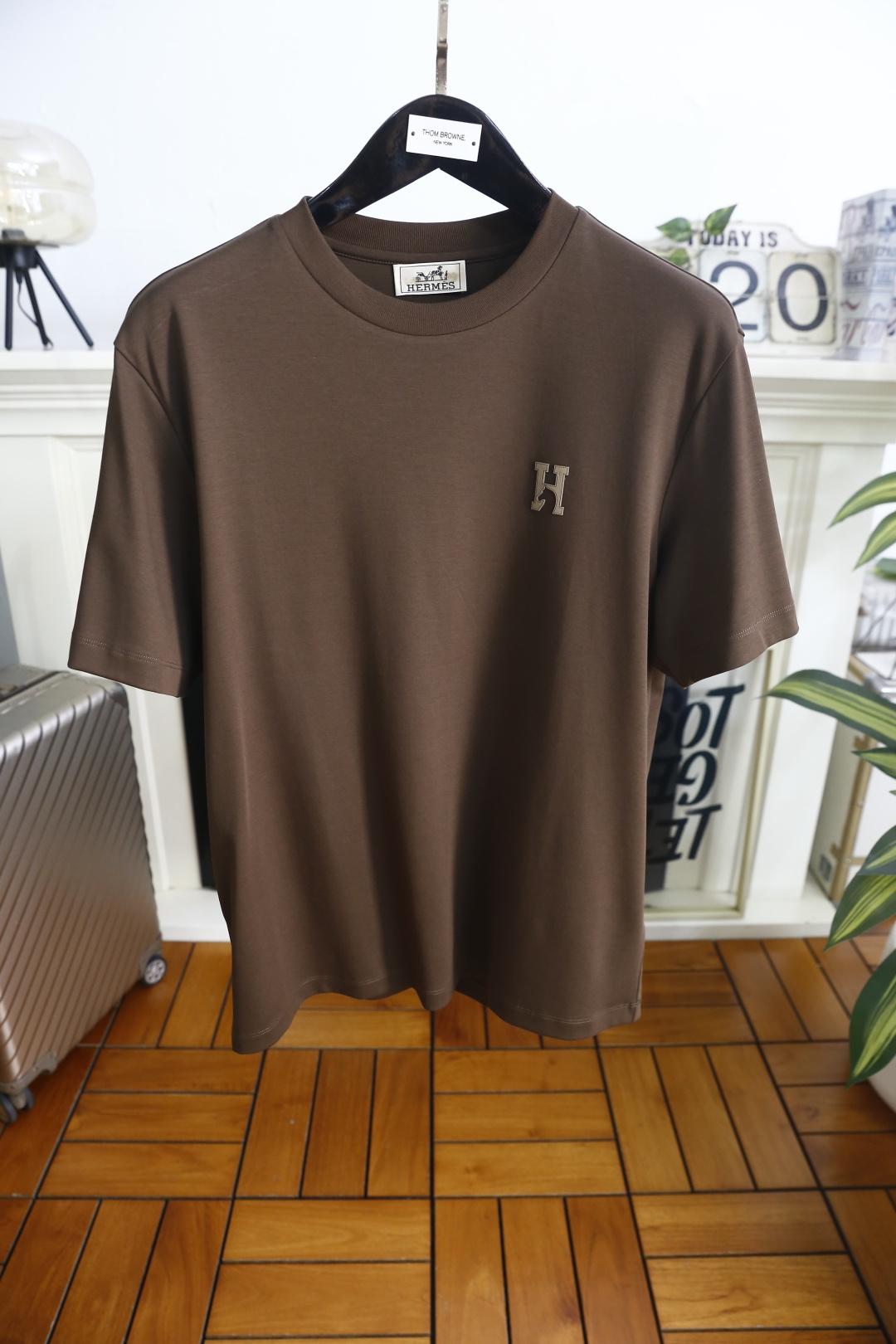 🔥爱马仕.26夏季新品！时尚男士宽松T恤为经典圆领短袖版型，剪裁利落合身，线条干净流畅，上身舒适又有型。