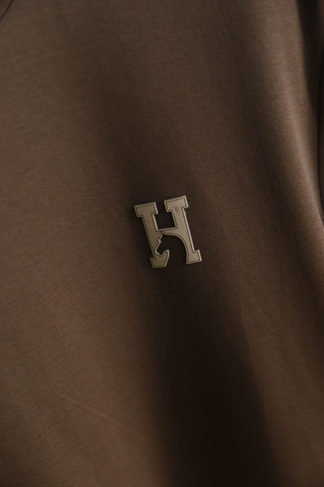 🔥爱马仕.26夏季新品！时尚男士宽松T恤为经典圆领短袖版型，剪裁利落合身，线条干净流畅，上身舒适又有型。