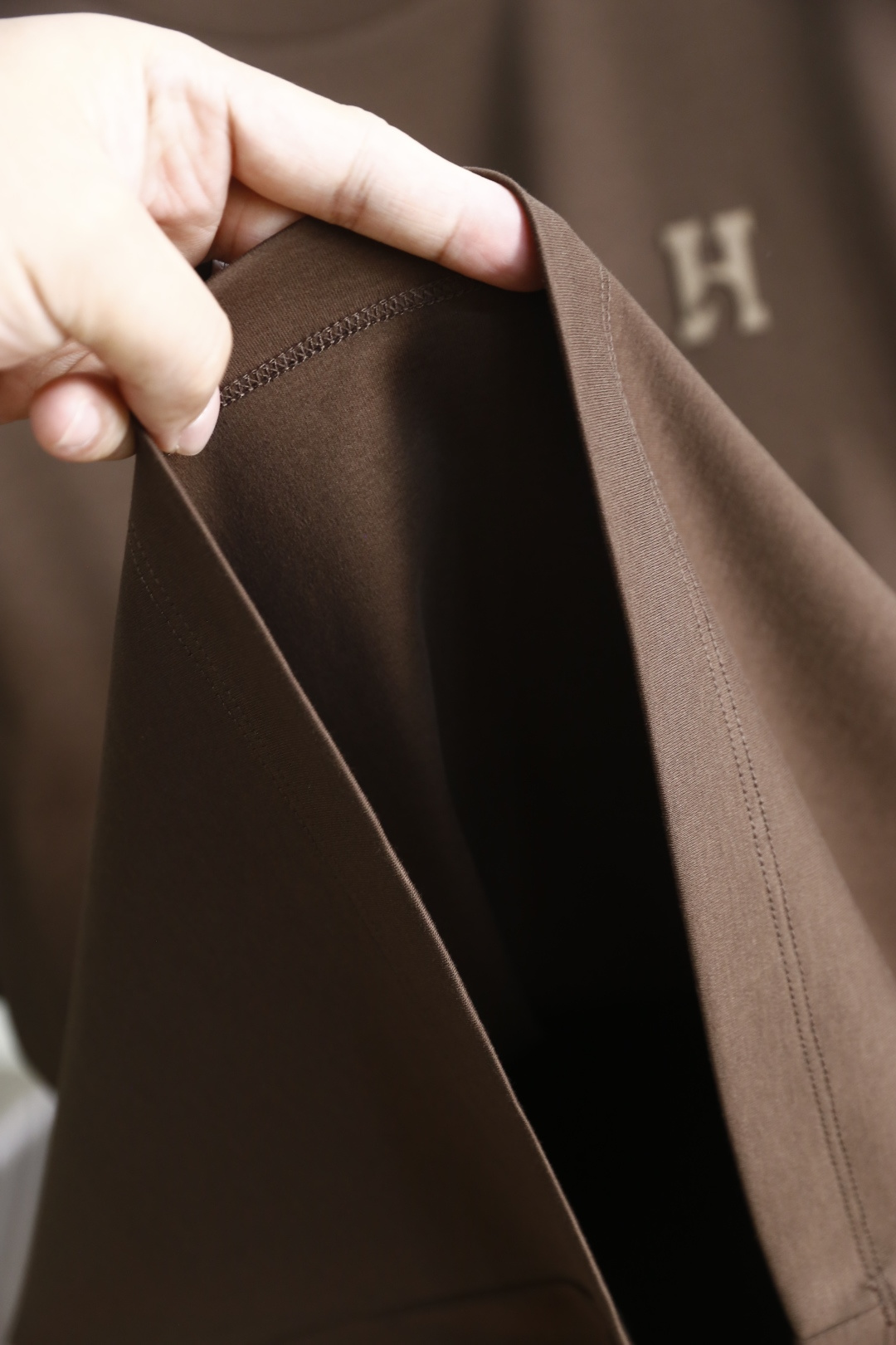 🔥爱马仕.26夏季新品！时尚男士宽松T恤为经典圆领短袖版型，剪裁利落合身，线条干净流畅，上身舒适又有型。