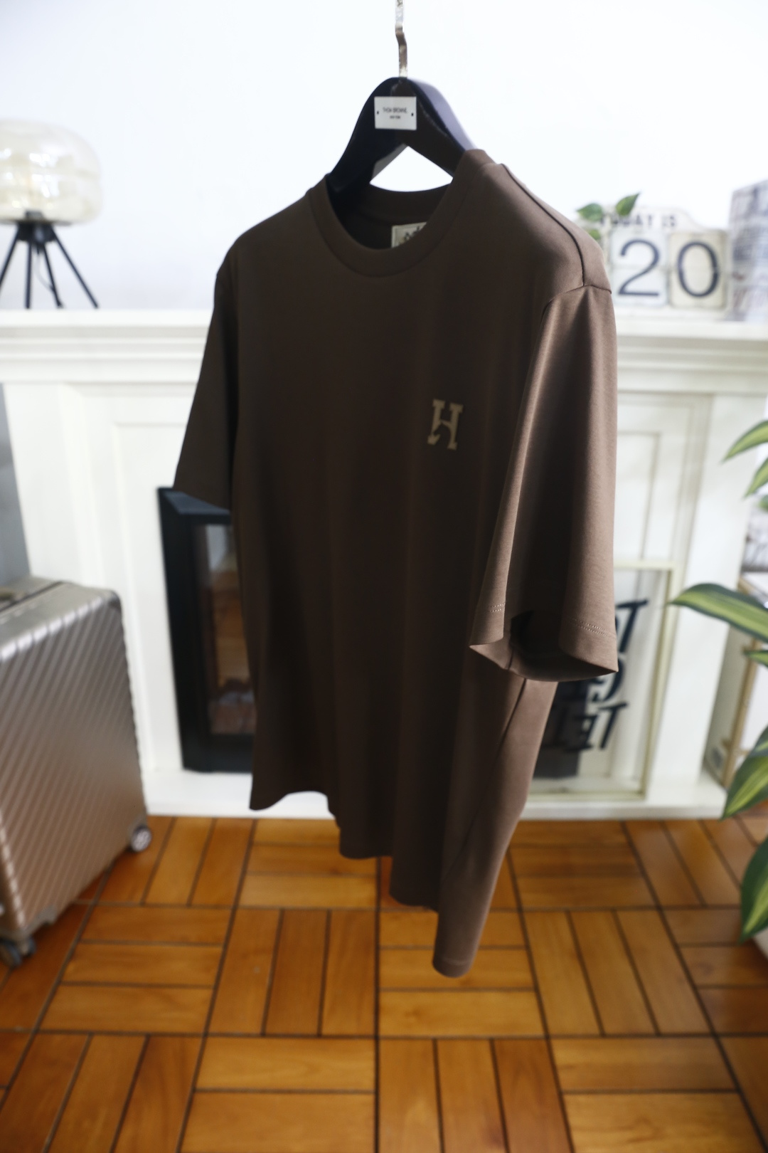 🔥爱马仕.26夏季新品！时尚男士宽松T恤为经典圆领短袖版型，剪裁利落合身，线条干净流畅，上身舒适又有型。