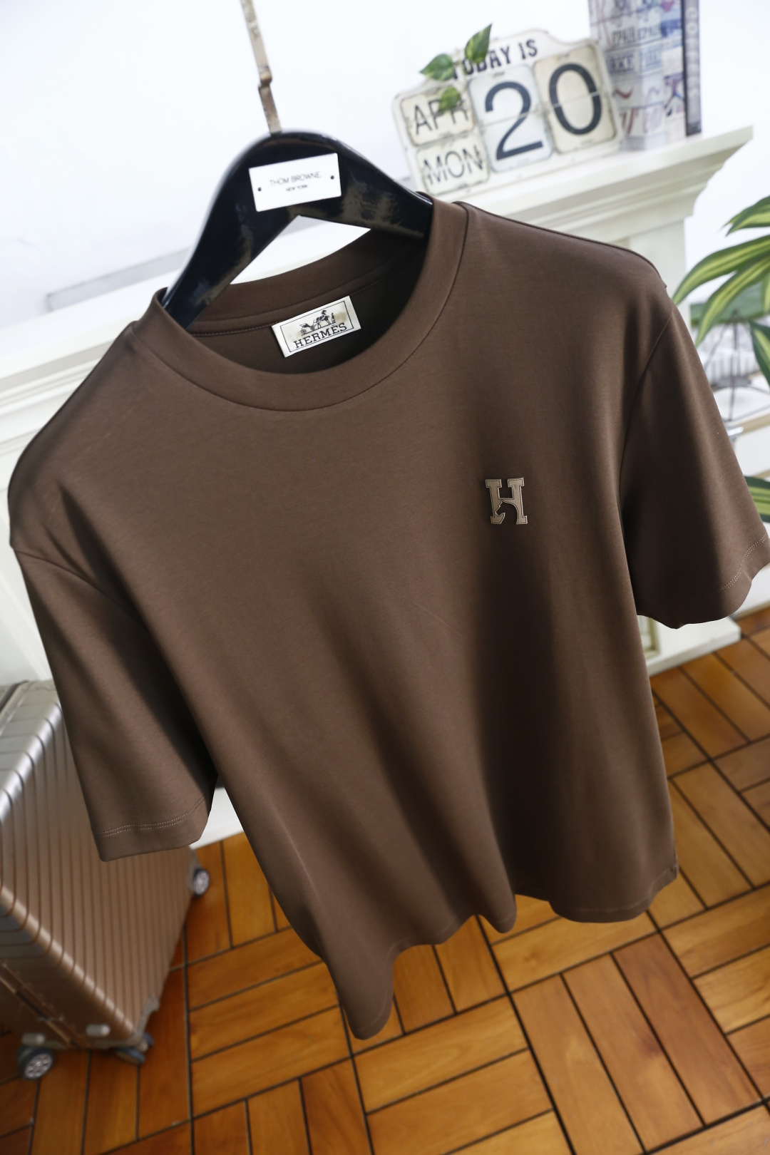 🔥爱马仕.26夏季新品！时尚男士宽松T恤为经典圆领短袖版型，剪裁利落合身，线条干净流畅，上身舒适又有型。