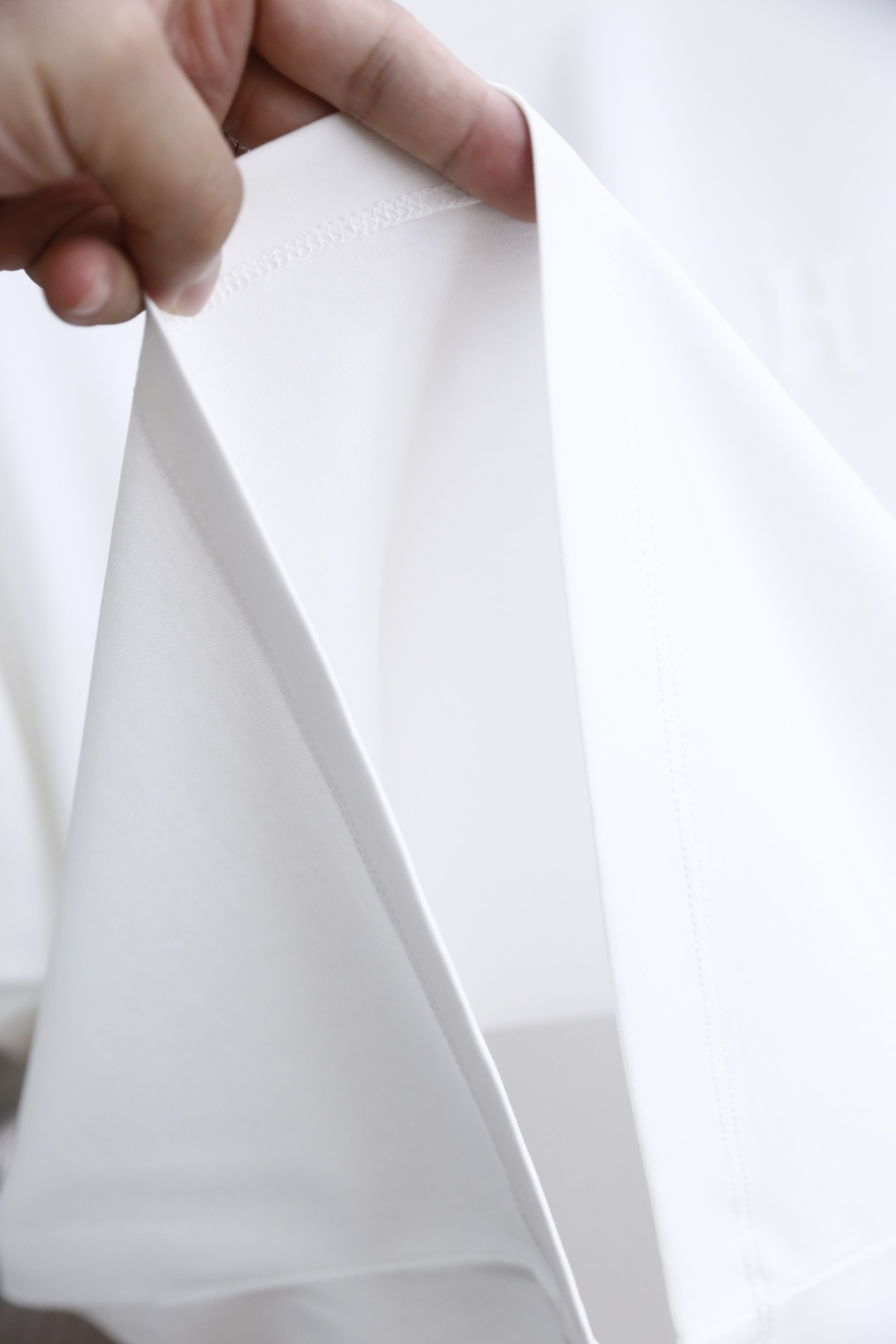 🔥爱马仕.26夏季新品！时尚男士宽松T恤为经典圆领短袖版型，剪裁利落合身，线条干净流畅，上身舒适又有型。