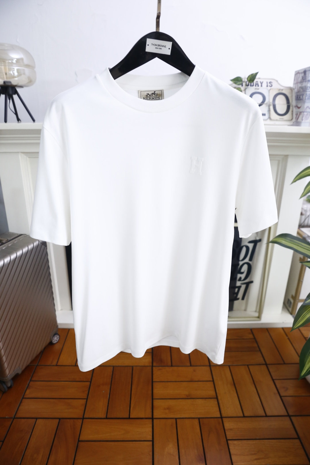 🔥爱马仕.26夏季新品！时尚男士宽松T恤为经典圆领短袖版型，剪裁利落合身，线条干净流畅，上身舒适又有型。
