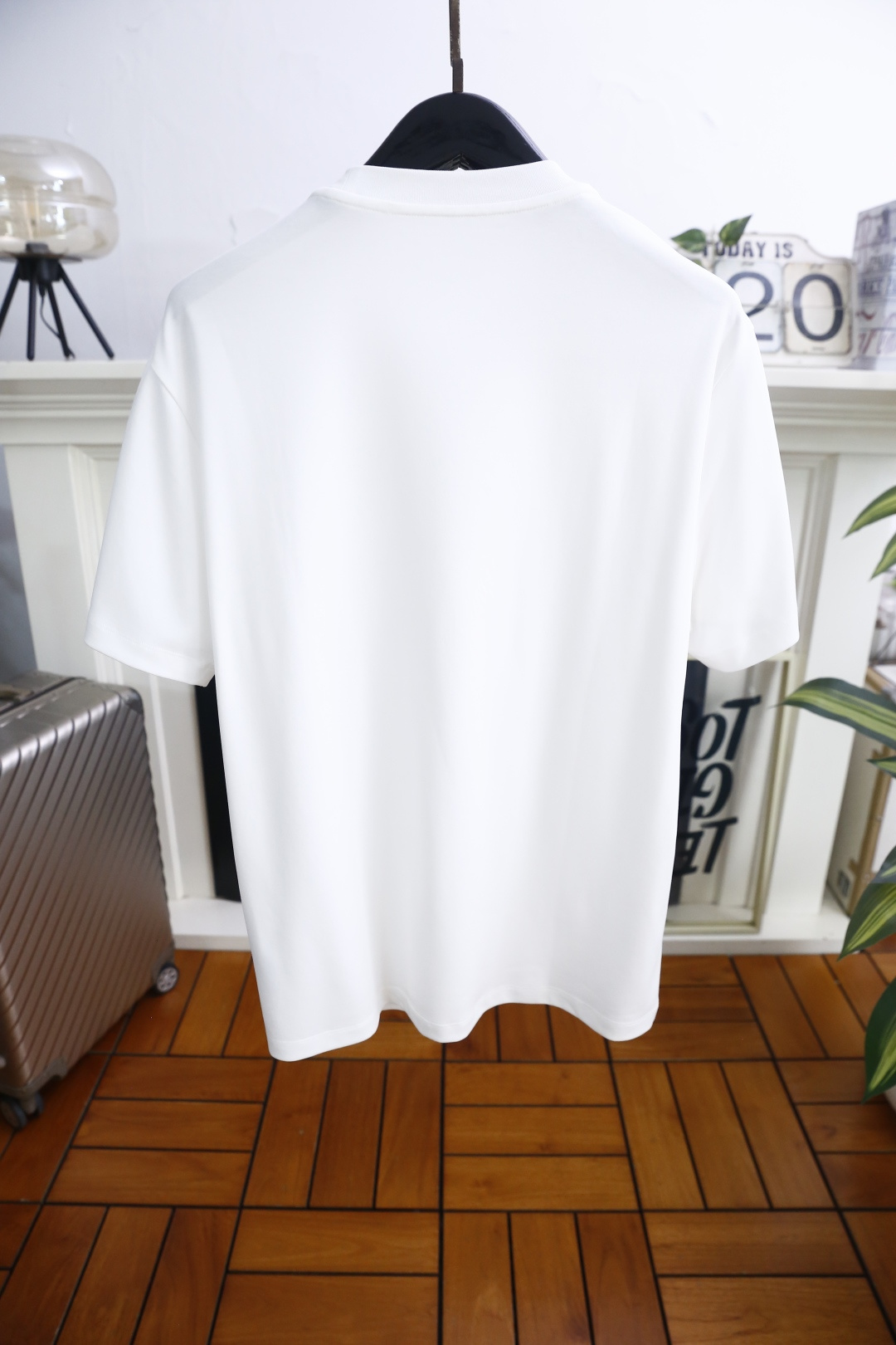 🔥爱马仕.26夏季新品！时尚男士宽松T恤为经典圆领短袖版型，剪裁利落合身，线条干净流畅，上身舒适又有型。