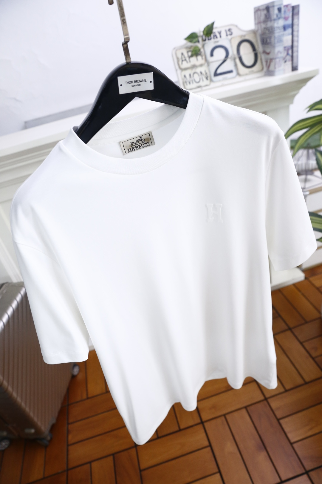 🔥爱马仕.26夏季新品！时尚男士宽松T恤为经典圆领短袖版型，剪裁利落合身，线条干净流畅，上身舒适又有型。