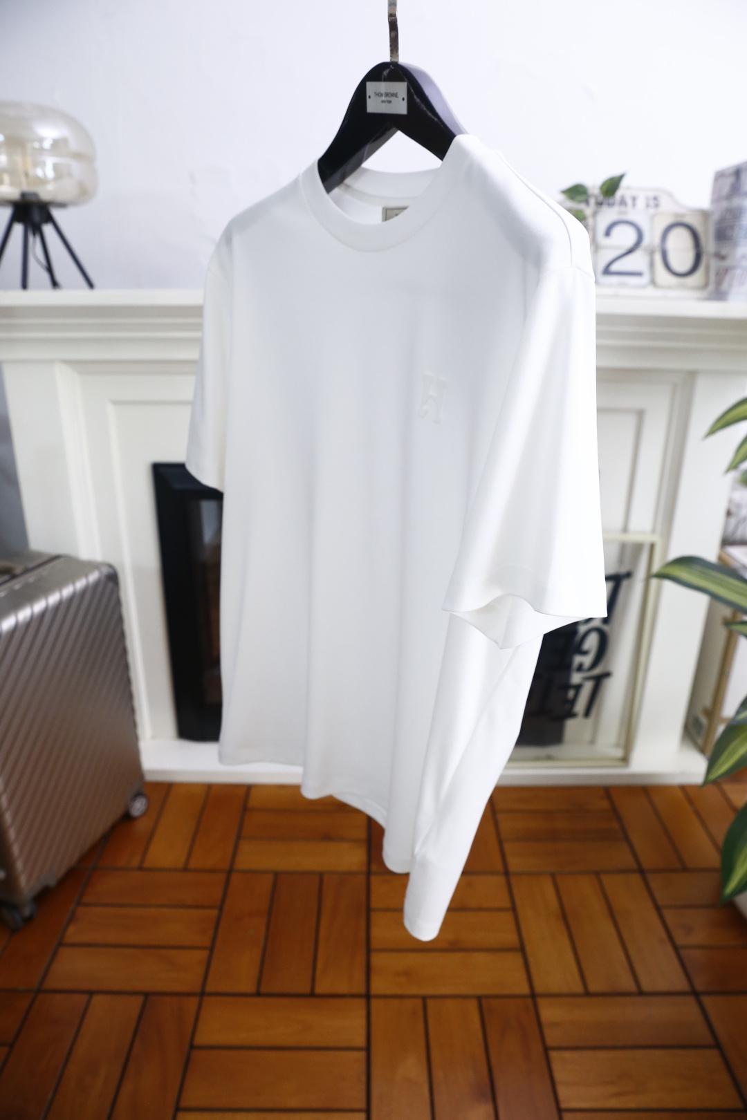 🔥爱马仕.26夏季新品！时尚男士宽松T恤为经典圆领短袖版型，剪裁利落合身，线条干净流畅，上身舒适又有型。