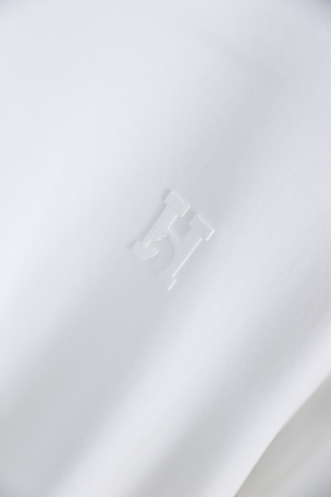 🔥爱马仕.26夏季新品！时尚男士宽松T恤为经典圆领短袖版型，剪裁利落合身，线条干净流畅，上身舒适又有型。