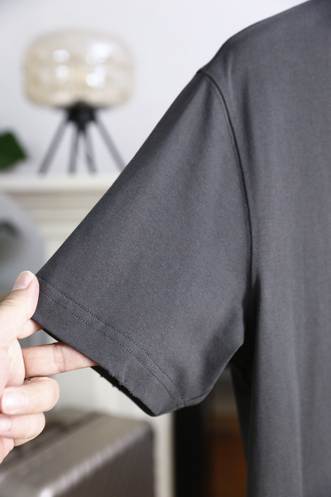 🔥迪奥.2026春夏新款！时尚男士百搭T恤为经典圆领短袖版型，剪裁利落合身，线条干净柔和。左胸位置带有品