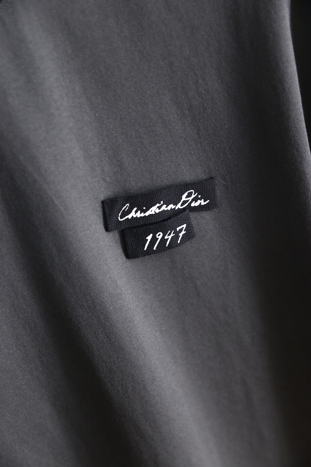 🔥迪奥.2026春夏新款！时尚男士百搭T恤为经典圆领短袖版型，剪裁利落合身，线条干净柔和。左胸位置带有品