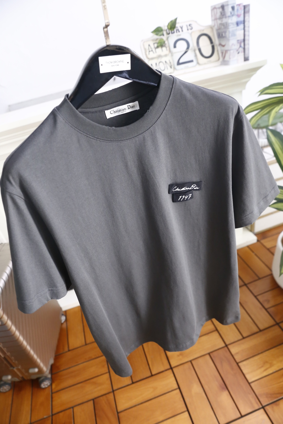 🔥迪奥.2026春夏新款！时尚男士百搭T恤为经典圆领短袖版型，剪裁利落合身，线条干净柔和。左胸位置带有品