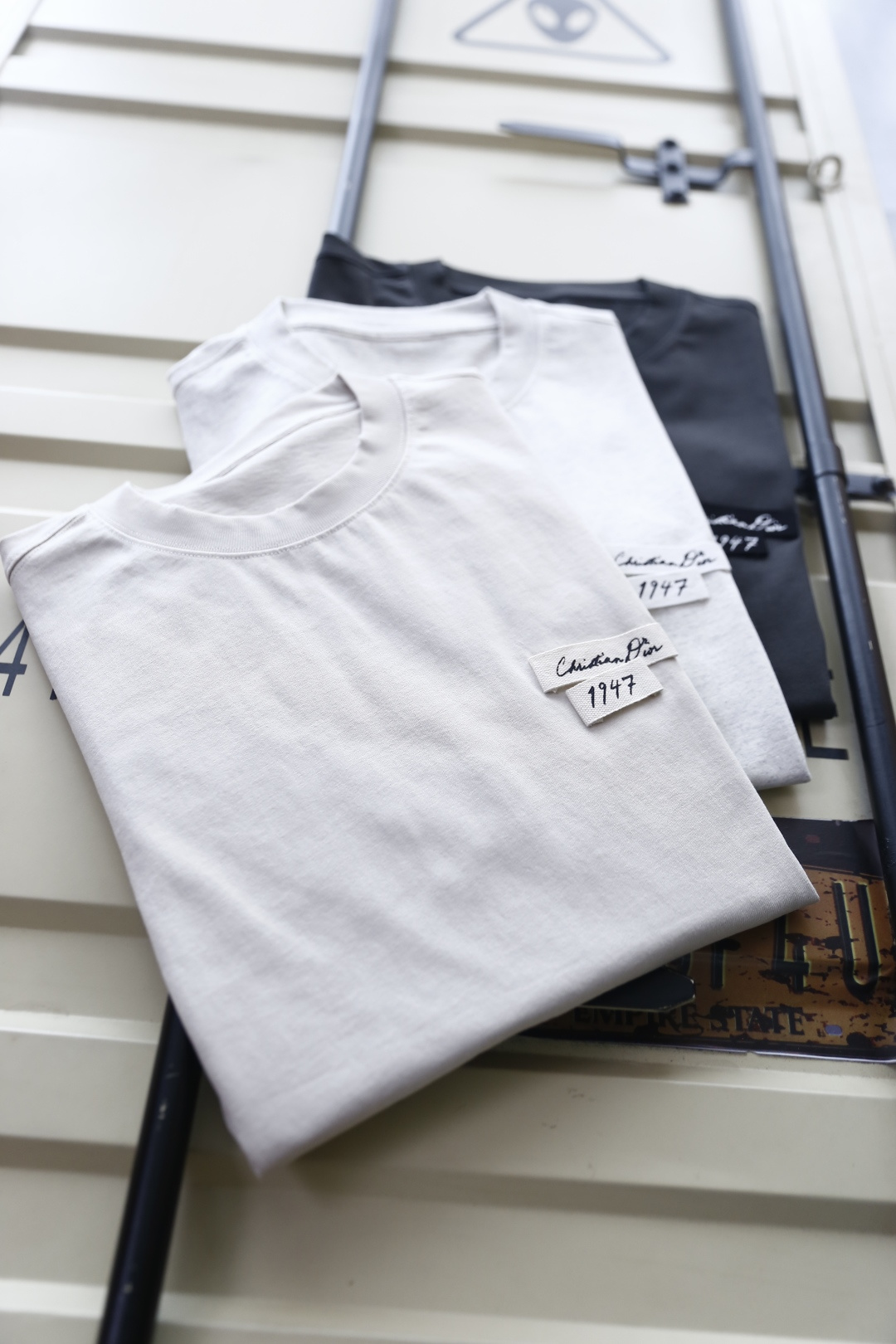 🔥迪奥.2026春夏新款！时尚男士百搭T恤为经典圆领短袖版型，剪裁利落合身，线条干净柔和。左胸位置带有品