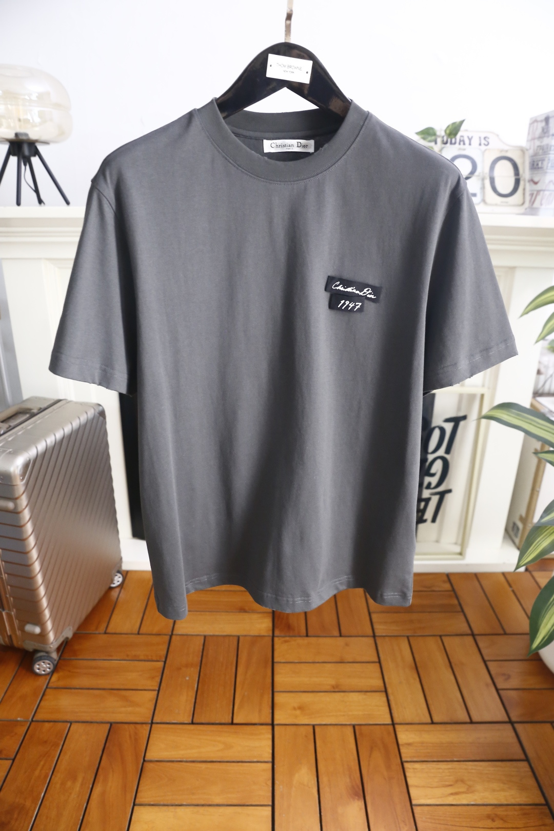 🔥迪奥.2026春夏新款！时尚男士百搭T恤为经典圆领短袖版型，剪裁利落合身，线条干净柔和。左胸位置带有品