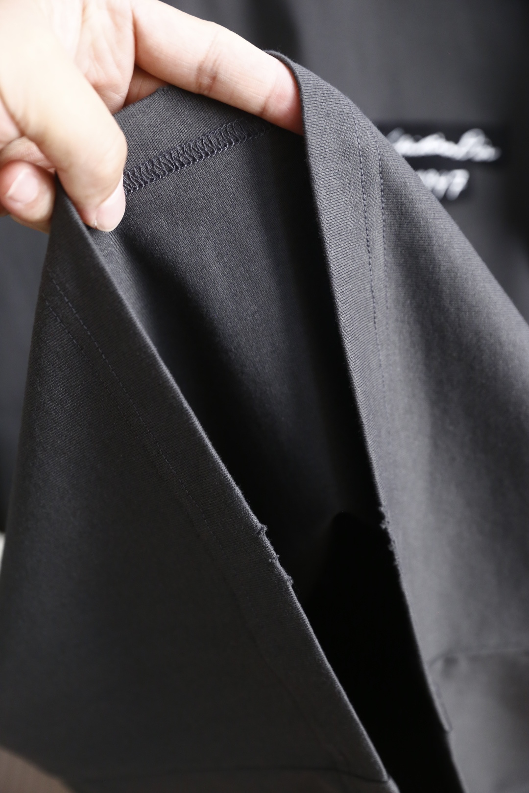 🔥迪奥.2026春夏新款！时尚男士百搭T恤为经典圆领短袖版型，剪裁利落合身，线条干净柔和。左胸位置带有品