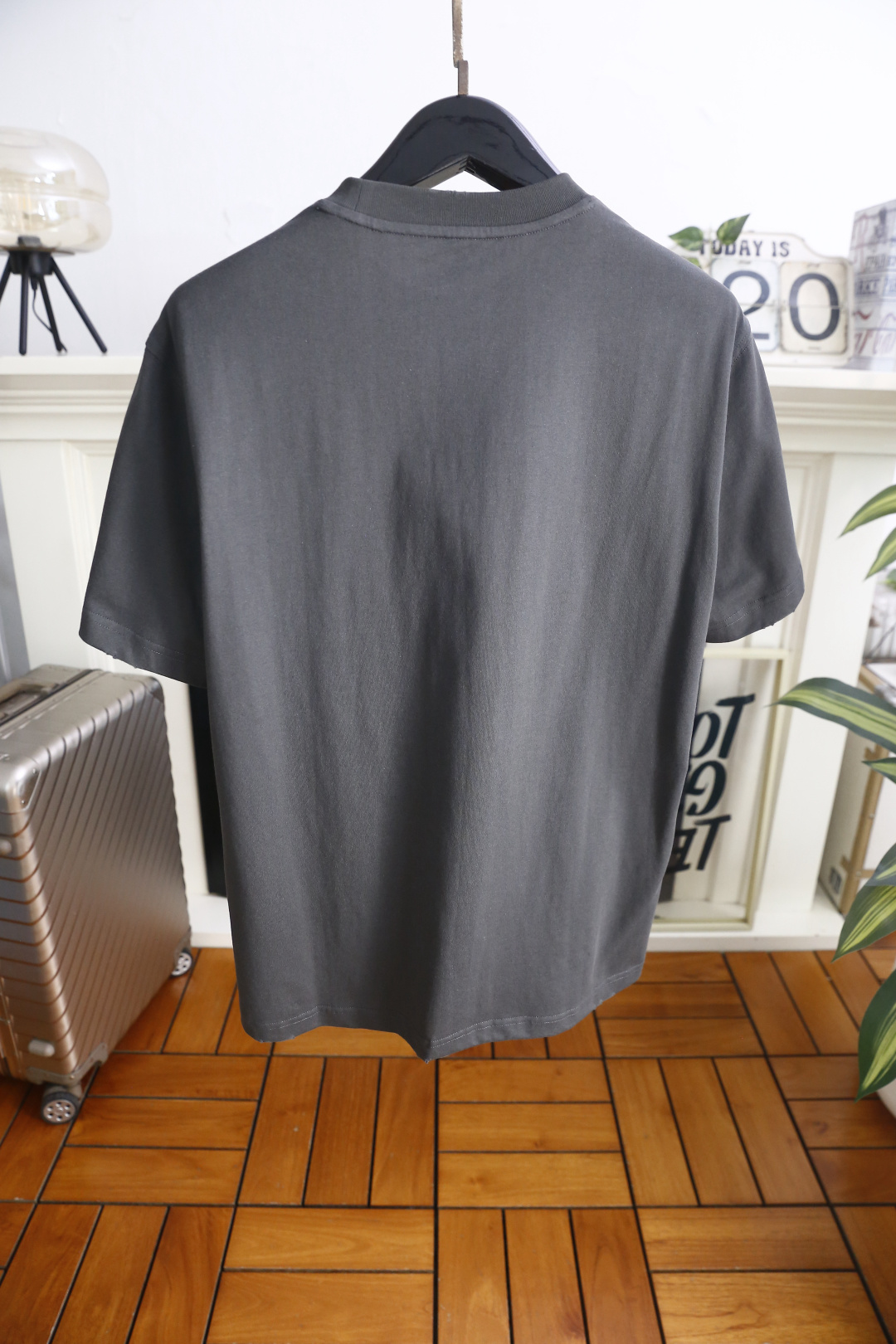 🔥迪奥.2026春夏新款！时尚男士百搭T恤为经典圆领短袖版型，剪裁利落合身，线条干净柔和。左胸位置带有品