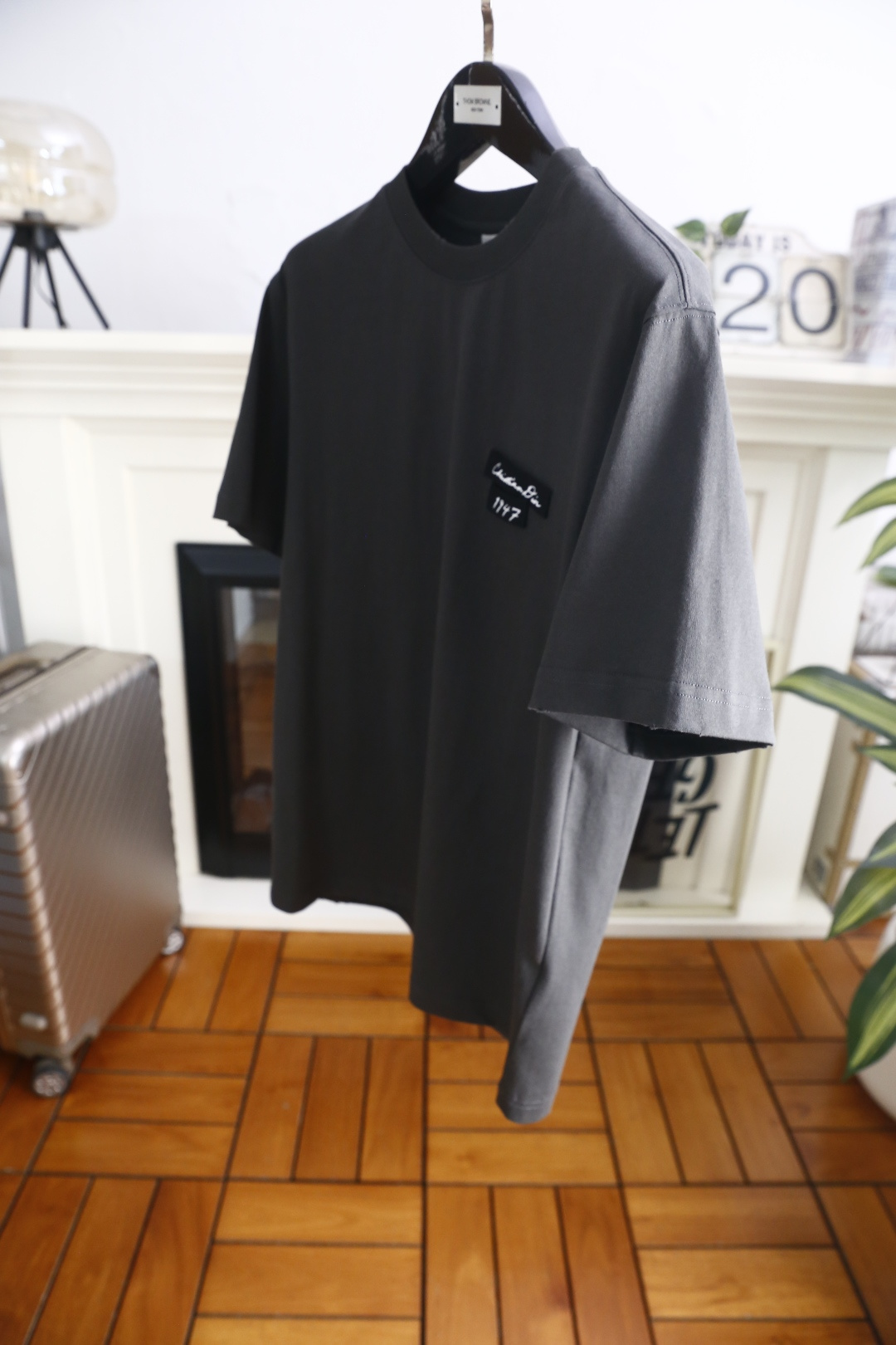 🔥迪奥.2026春夏新款！时尚男士百搭T恤为经典圆领短袖版型，剪裁利落合身，线条干净柔和。左胸位置带有品