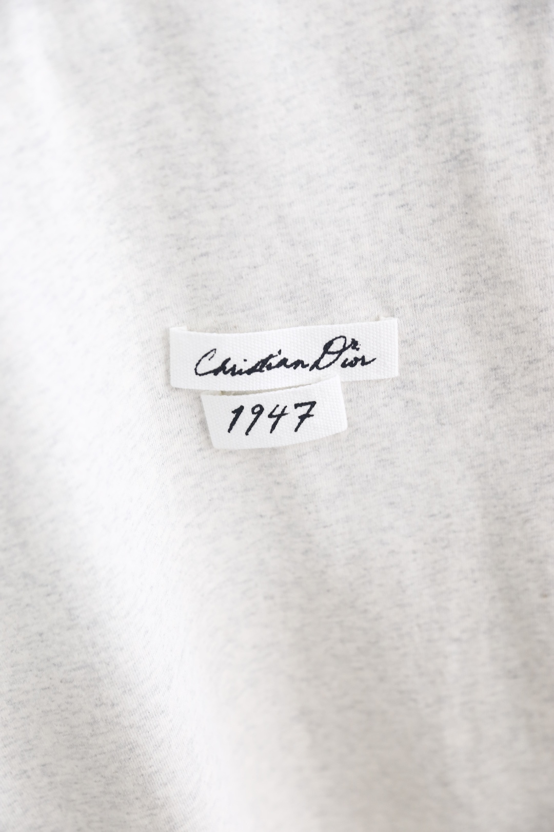 🔥迪奥.2026春夏新款！时尚男士百搭T恤为经典圆领短袖版型，剪裁利落合身，线条干净柔和。左胸位置带有品