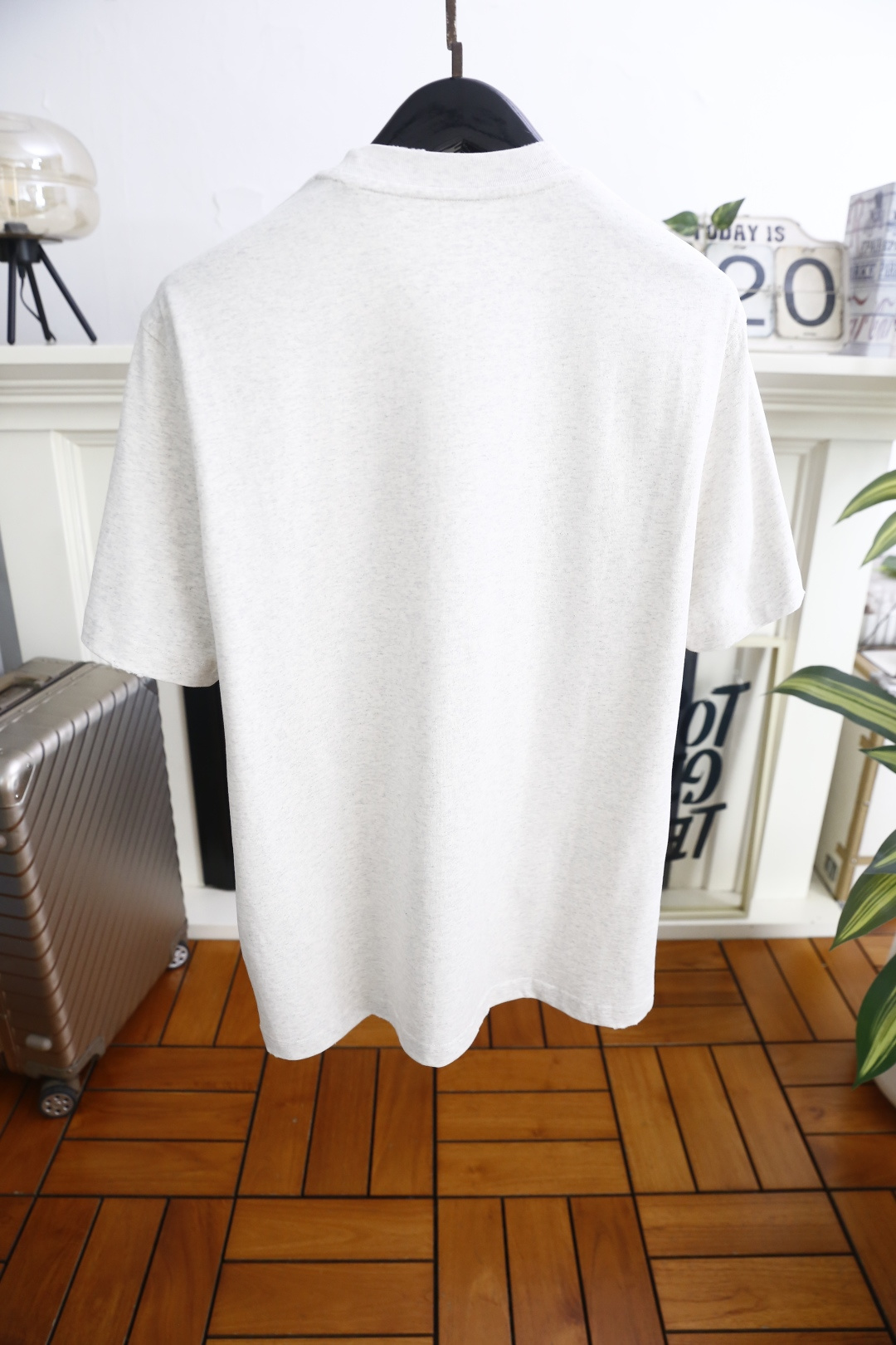 🔥迪奥.2026春夏新款！时尚男士百搭T恤为经典圆领短袖版型，剪裁利落合身，线条干净柔和。左胸位置带有品