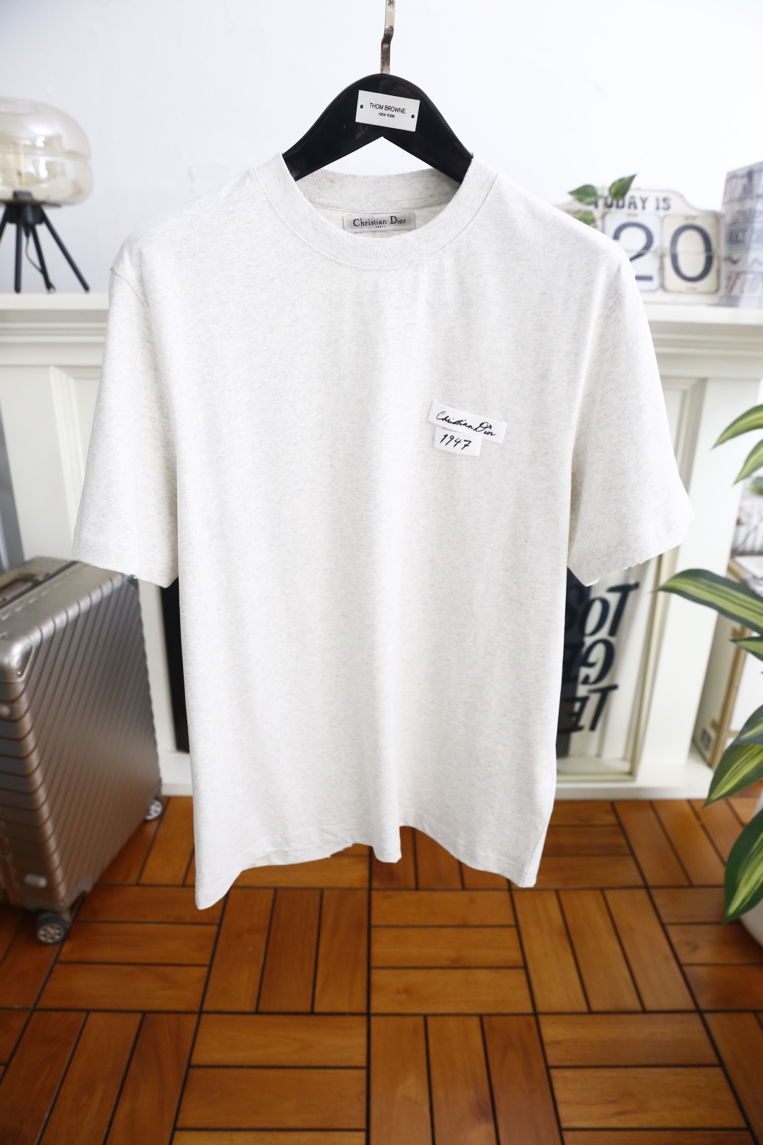 🔥迪奥.2026春夏新款！时尚男士百搭T恤为经典圆领短袖版型，剪裁利落合身，线条干净柔和。左胸位置带有品