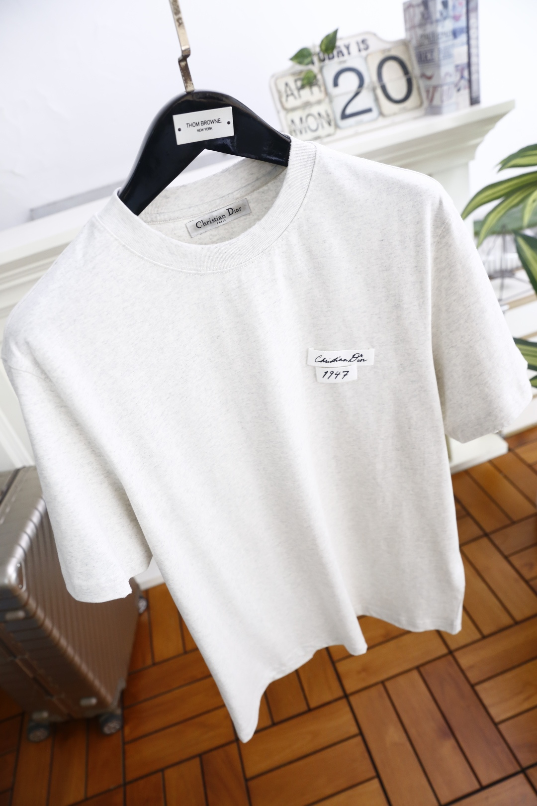 🔥迪奥.2026春夏新款！时尚男士百搭T恤为经典圆领短袖版型，剪裁利落合身，线条干净柔和。左胸位置带有品