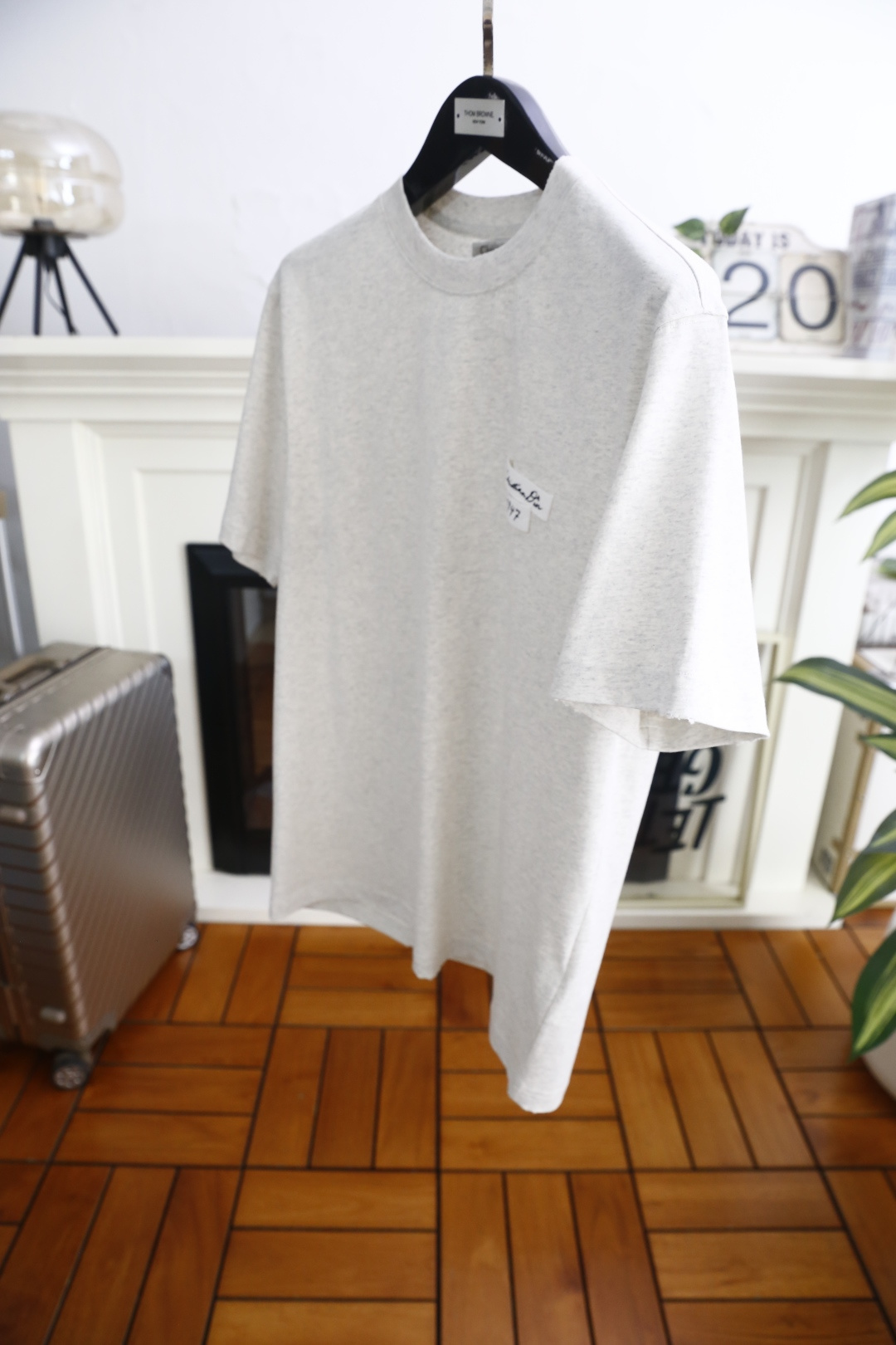 🔥迪奥.2026春夏新款！时尚男士百搭T恤为经典圆领短袖版型，剪裁利落合身，线条干净柔和。左胸位置带有品