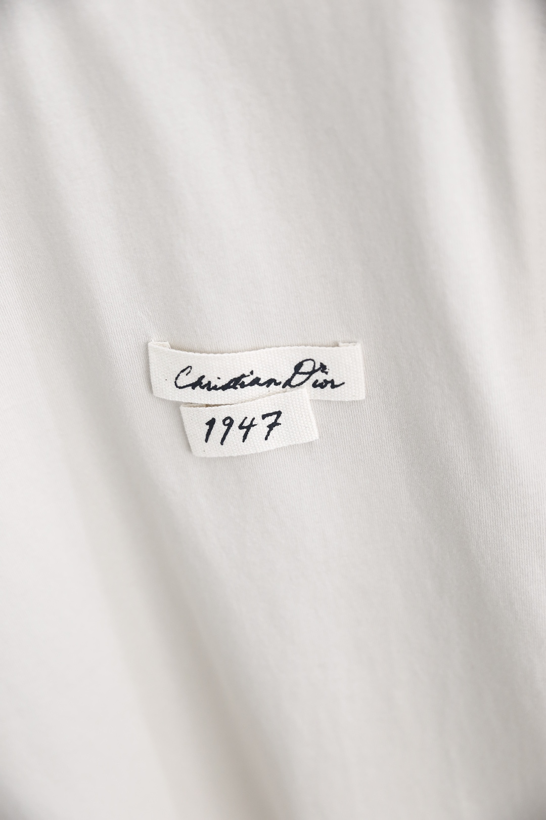 🔥迪奥.2026春夏新款！时尚男士百搭T恤为经典圆领短袖版型，剪裁利落合身，线条干净柔和。左胸位置带有品