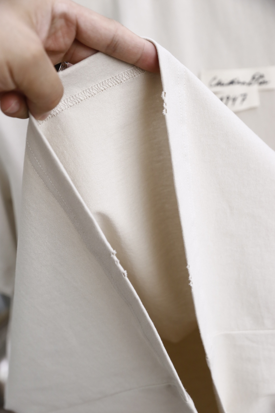 🔥迪奥.2026春夏新款！时尚男士百搭T恤为经典圆领短袖版型，剪裁利落合身，线条干净柔和。左胸位置带有品