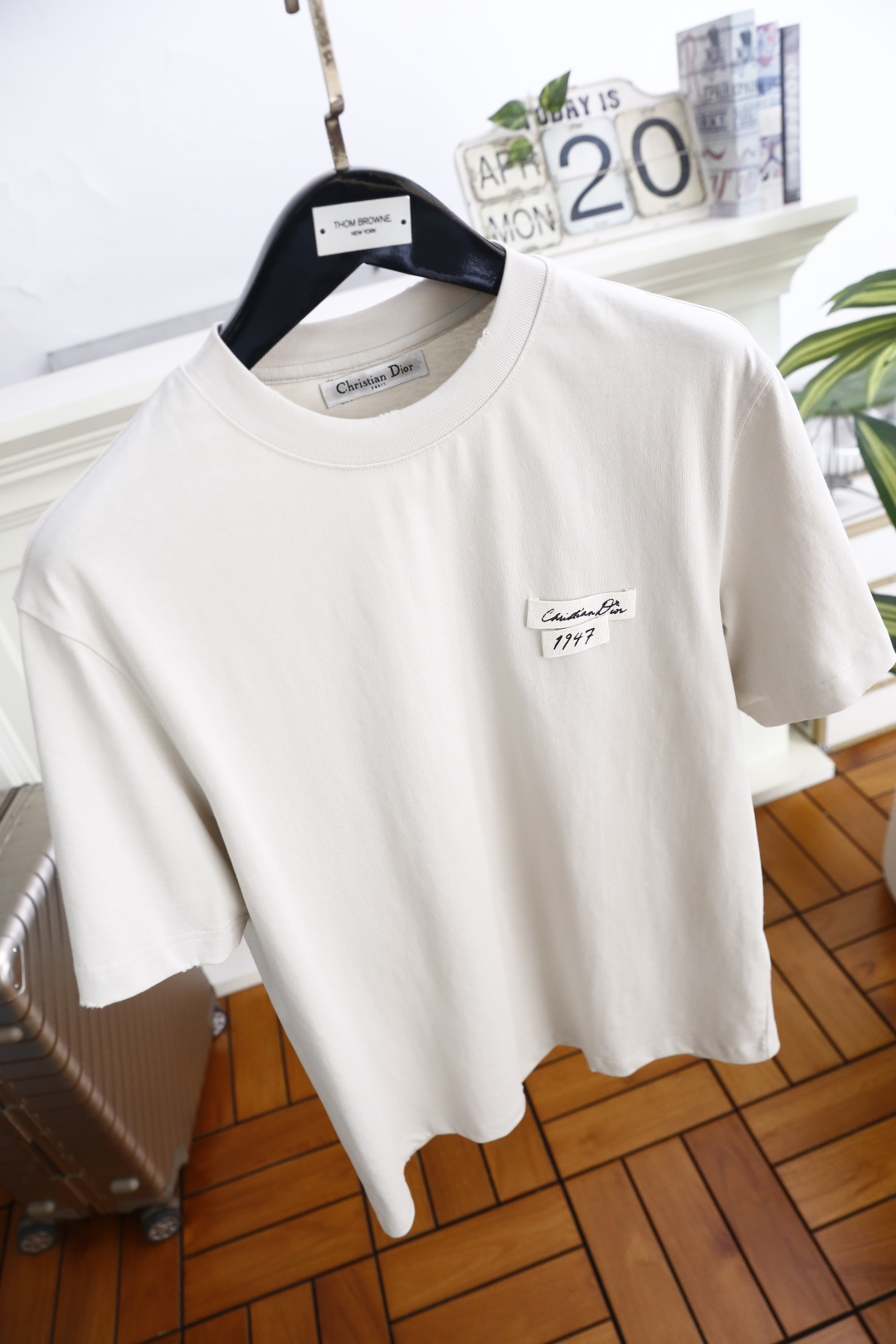 🔥迪奥.2026春夏新款！时尚男士百搭T恤为经典圆领短袖版型，剪裁利落合身，线条干净柔和。左胸位置带有品