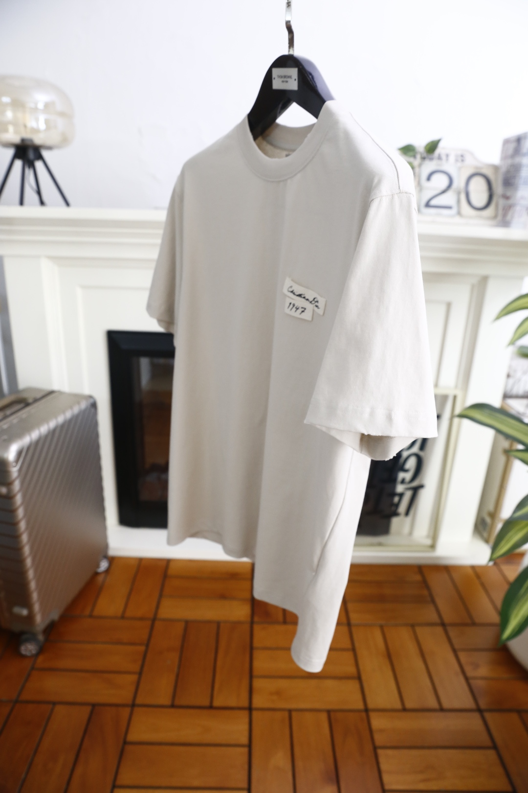 🔥迪奥.2026春夏新款！时尚男士百搭T恤为经典圆领短袖版型，剪裁利落合身，线条干净柔和。左胸位置带有品