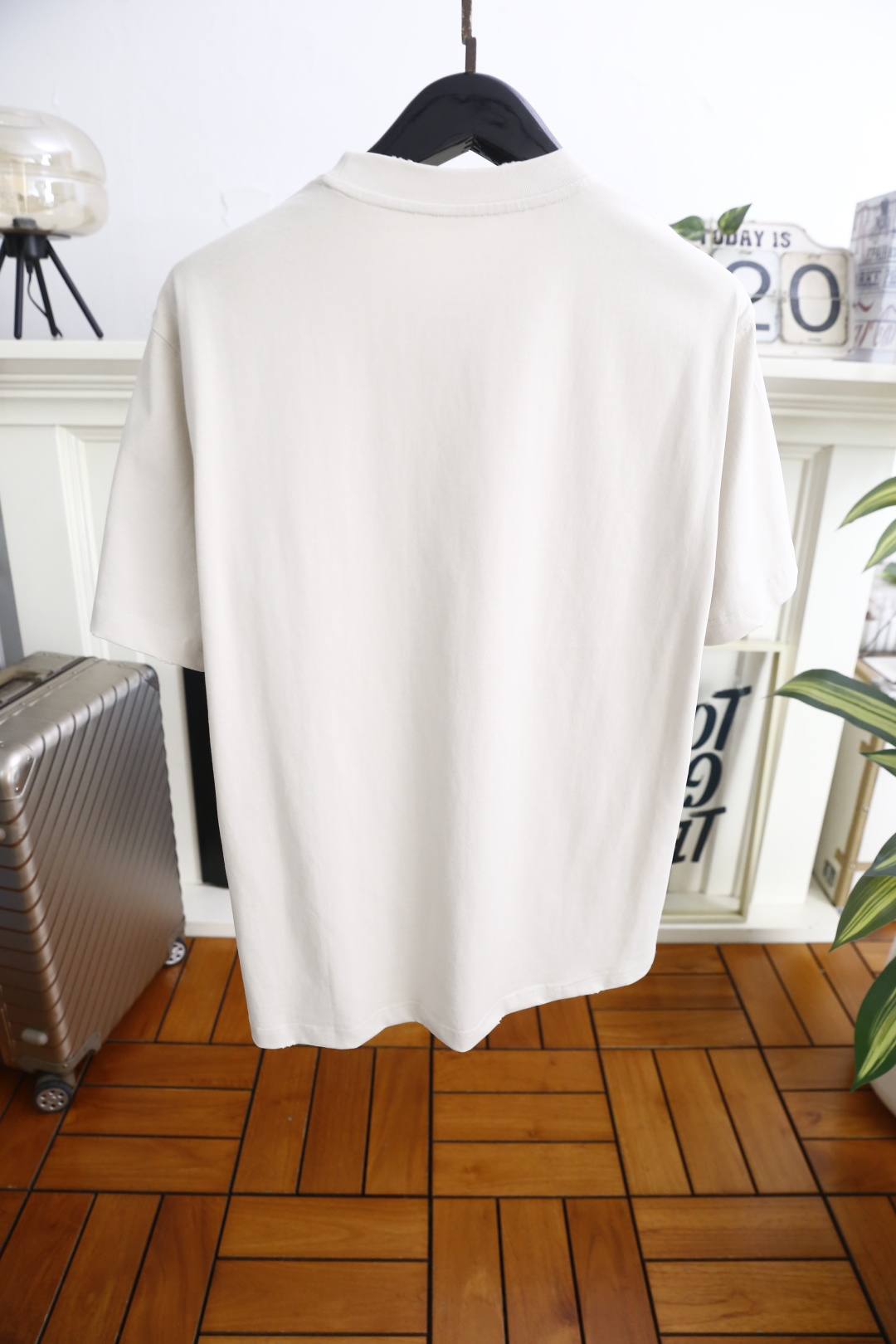 🔥迪奥.2026春夏新款！时尚男士百搭T恤为经典圆领短袖版型，剪裁利落合身，线条干净柔和。左胸位置带有品