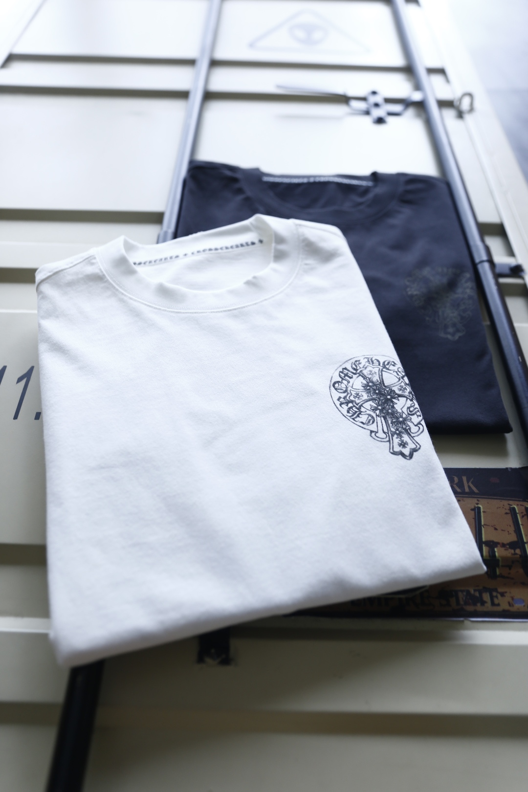 🔥克罗心.26夏季新品！时尚男士宽松短袖👍采用经典圆领剪裁利落，上身随性舒适。领口边缘带有品牌标志性的字