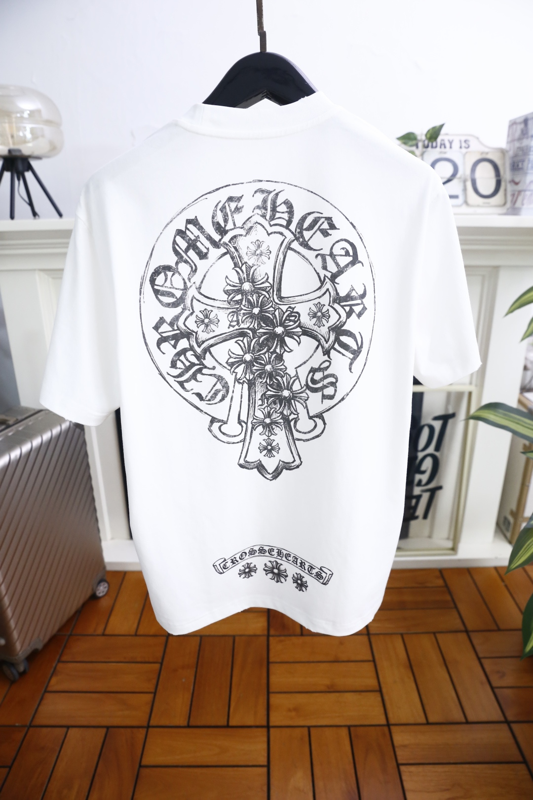 🔥克罗心.26夏季新品！时尚男士宽松短袖👍采用经典圆领剪裁利落，上身随性舒适。领口边缘带有品牌标志性的字