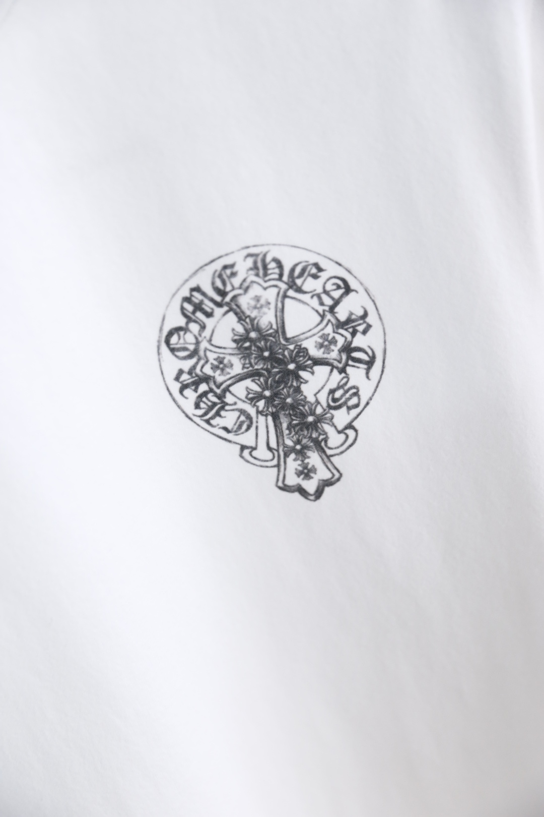 🔥克罗心.26夏季新品！时尚男士宽松短袖👍采用经典圆领剪裁利落，上身随性舒适。领口边缘带有品牌标志性的字