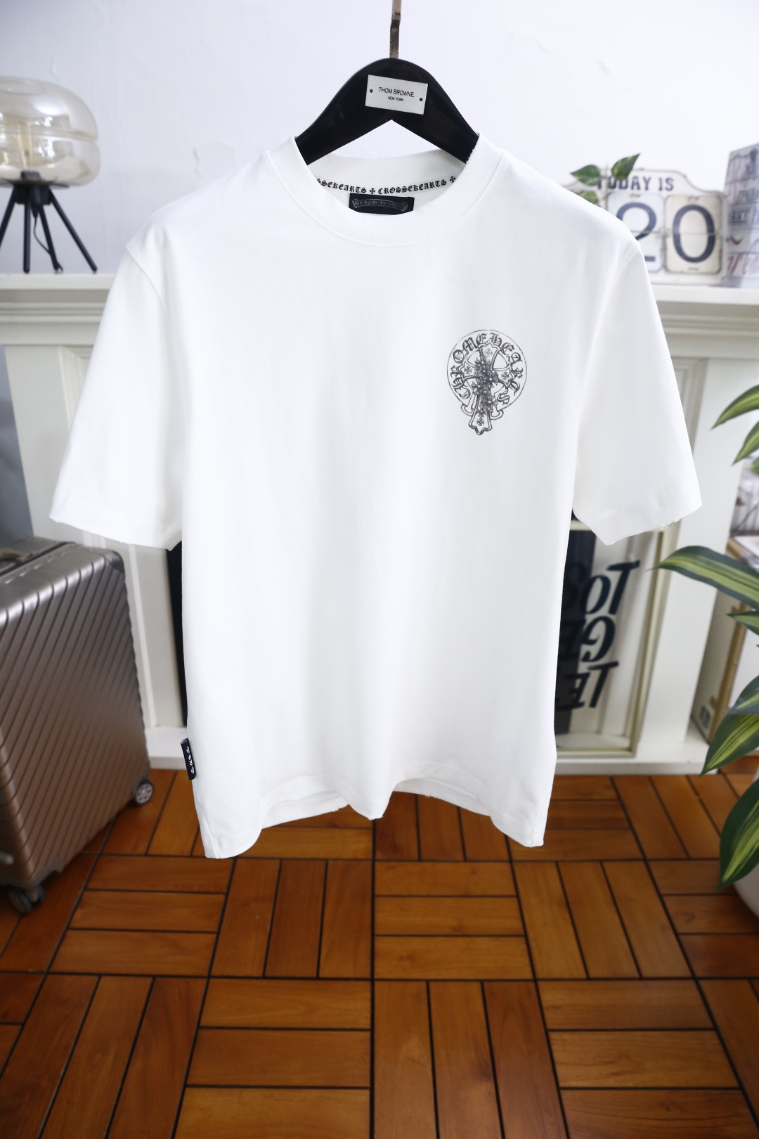 🔥克罗心.26夏季新品！时尚男士宽松短袖👍采用经典圆领剪裁利落，上身随性舒适。领口边缘带有品牌标志性的字