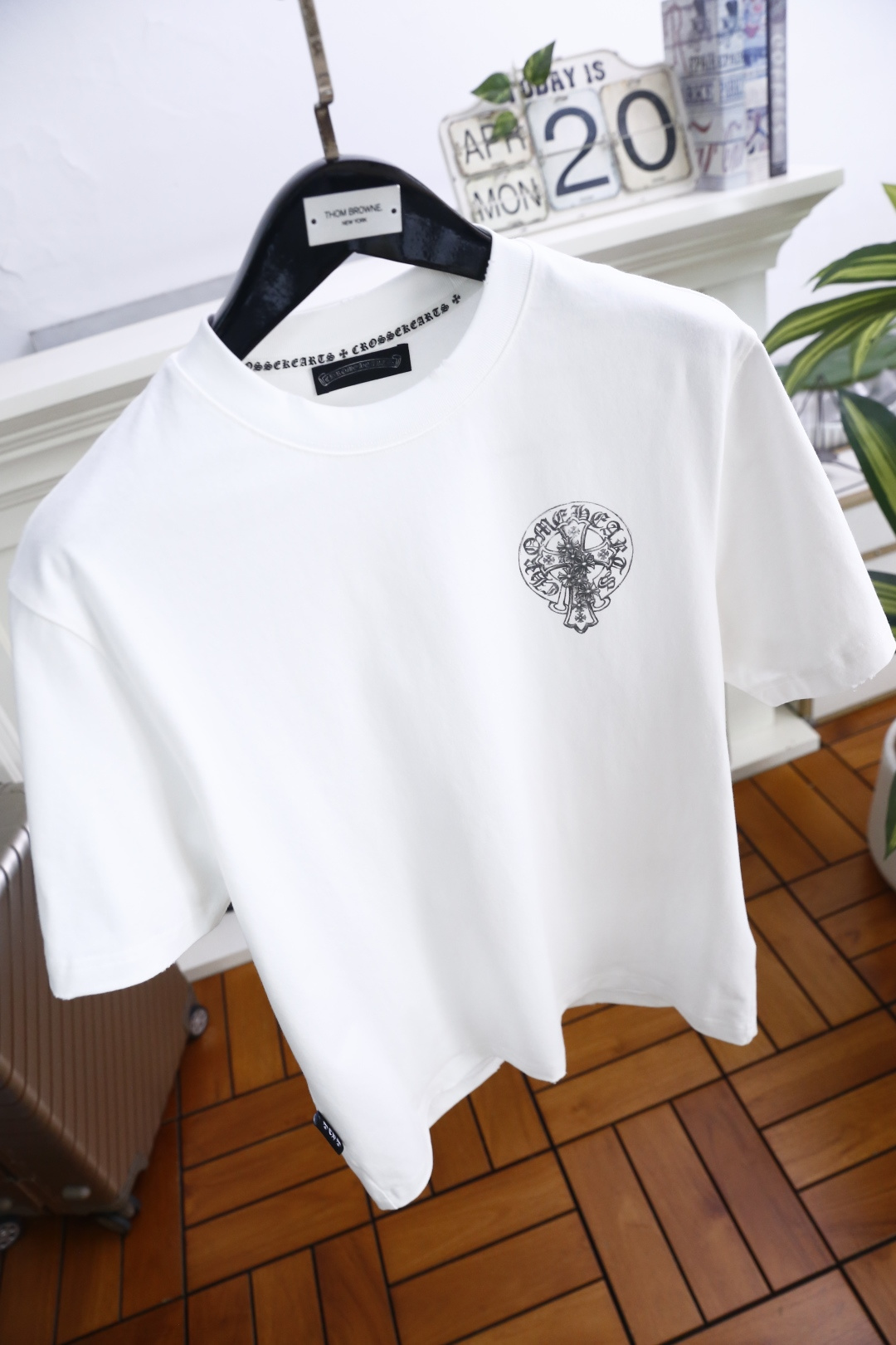 🔥克罗心.26夏季新品！时尚男士宽松短袖👍采用经典圆领剪裁利落，上身随性舒适。领口边缘带有品牌标志性的字