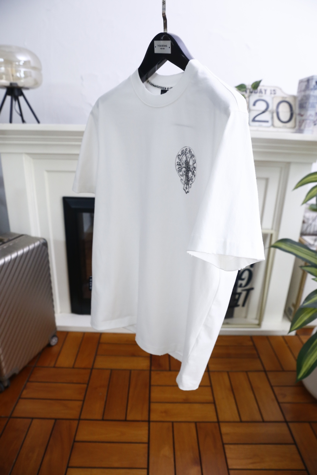 🔥克罗心.26夏季新品！时尚男士宽松短袖👍采用经典圆领剪裁利落，上身随性舒适。领口边缘带有品牌标志性的字